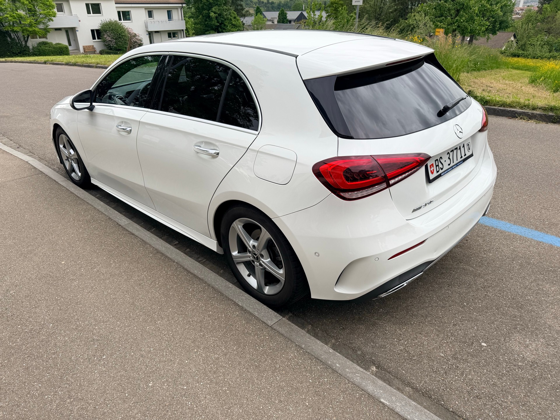 MERCEDES-BENZ A 180 d AMG Line-image-1