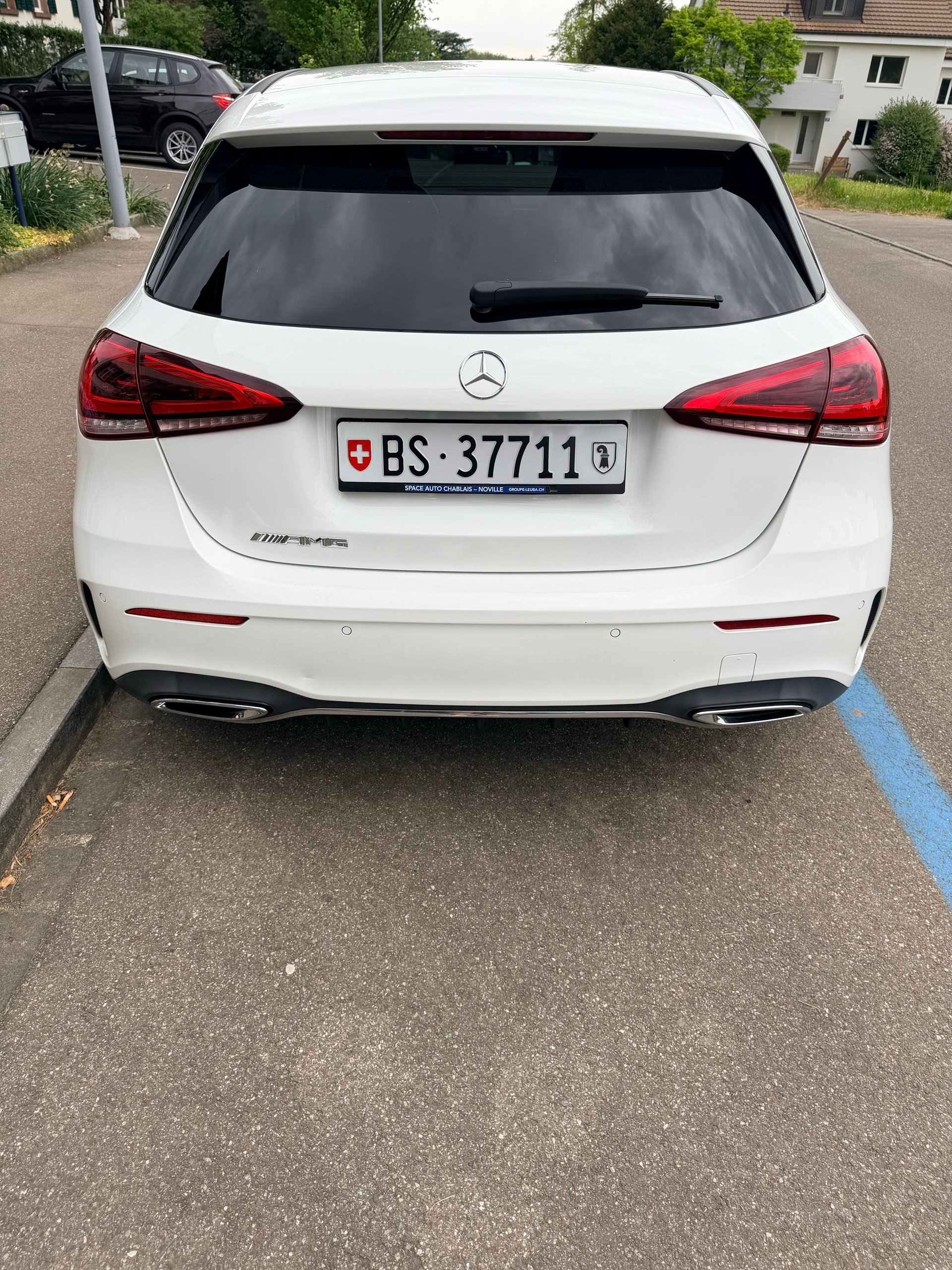 MERCEDES-BENZ A 180 d AMG Line-image-4