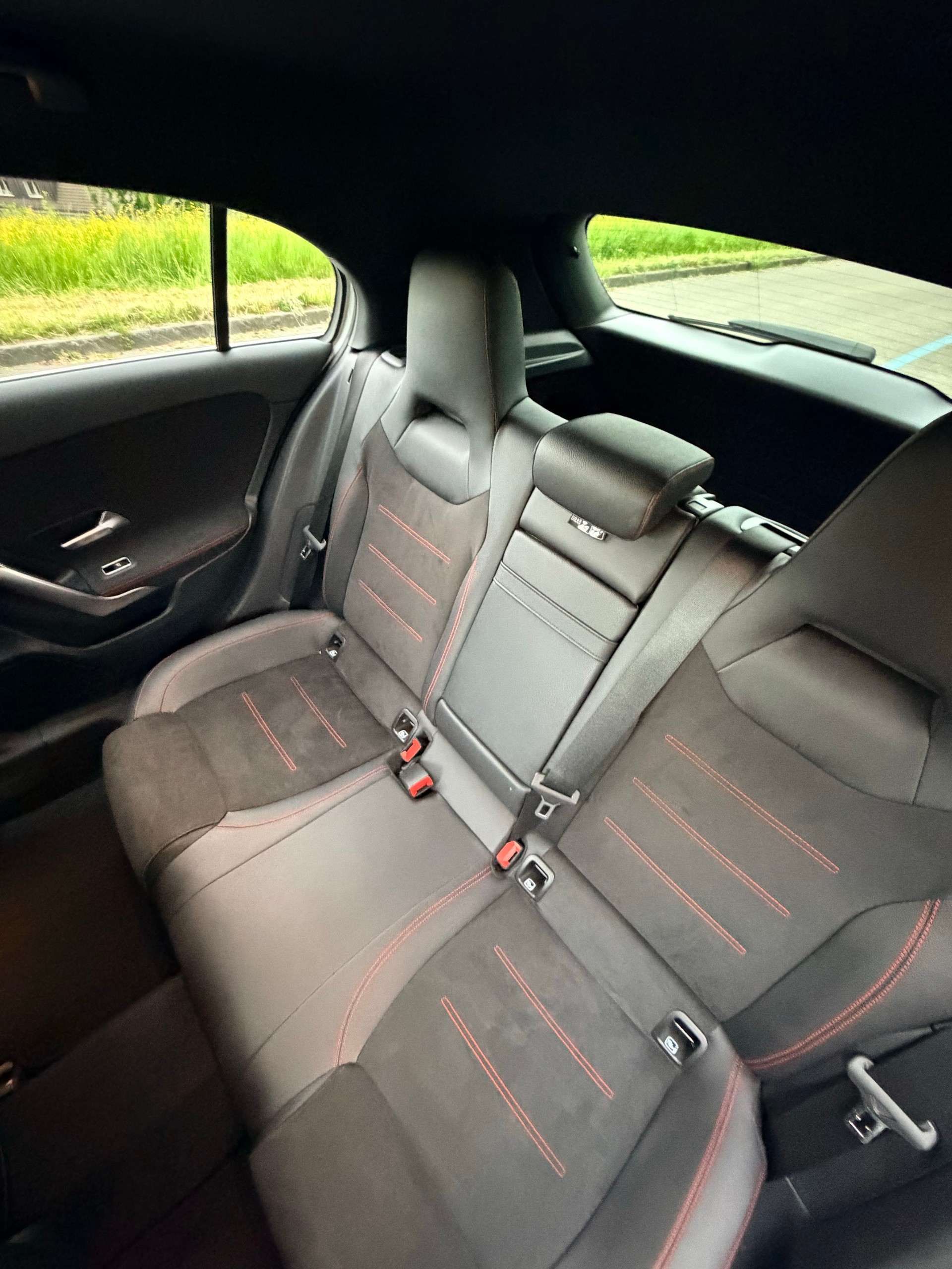 MERCEDES-BENZ A 180 d AMG Line-image-10