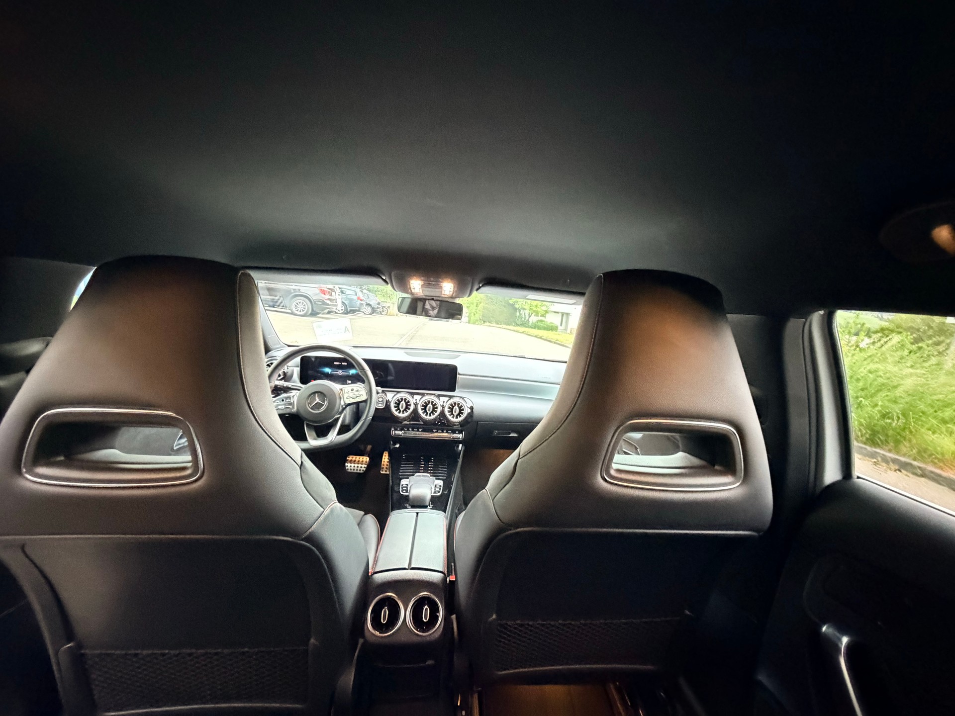 MERCEDES-BENZ A 180 d AMG Line-image-9