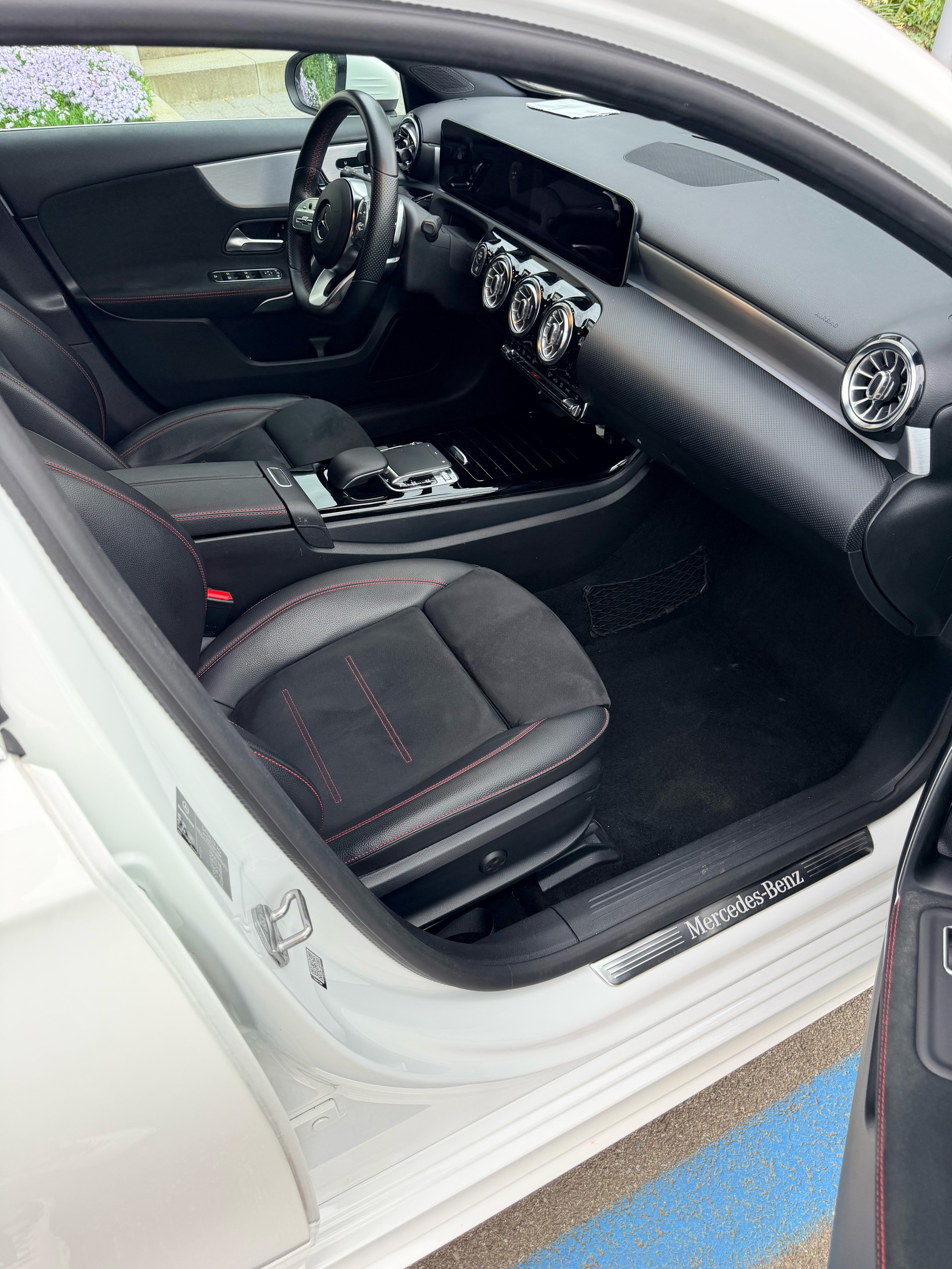 MERCEDES-BENZ A 180 d AMG Line-image-8