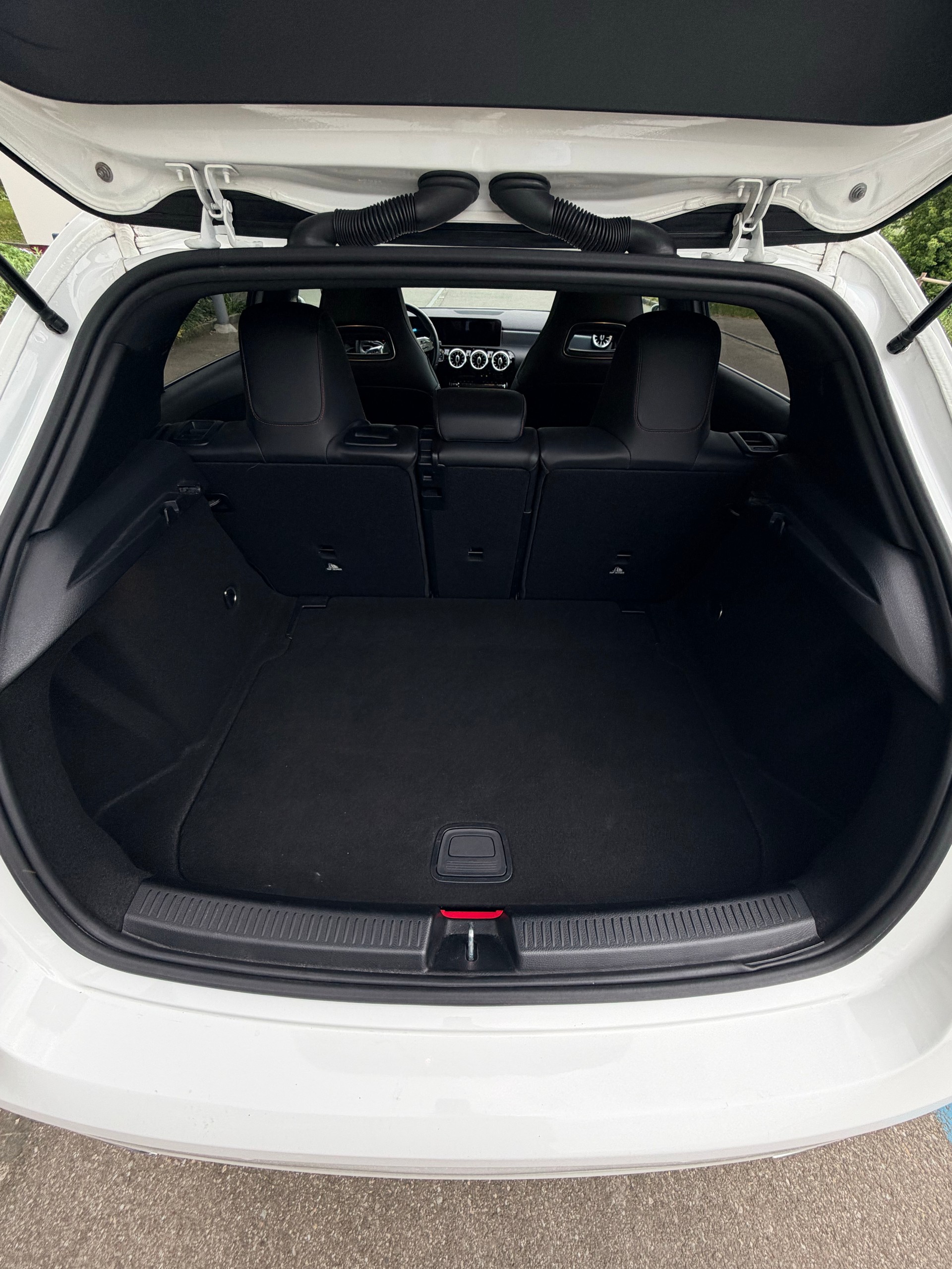 MERCEDES-BENZ A 180 d AMG Line-image-5