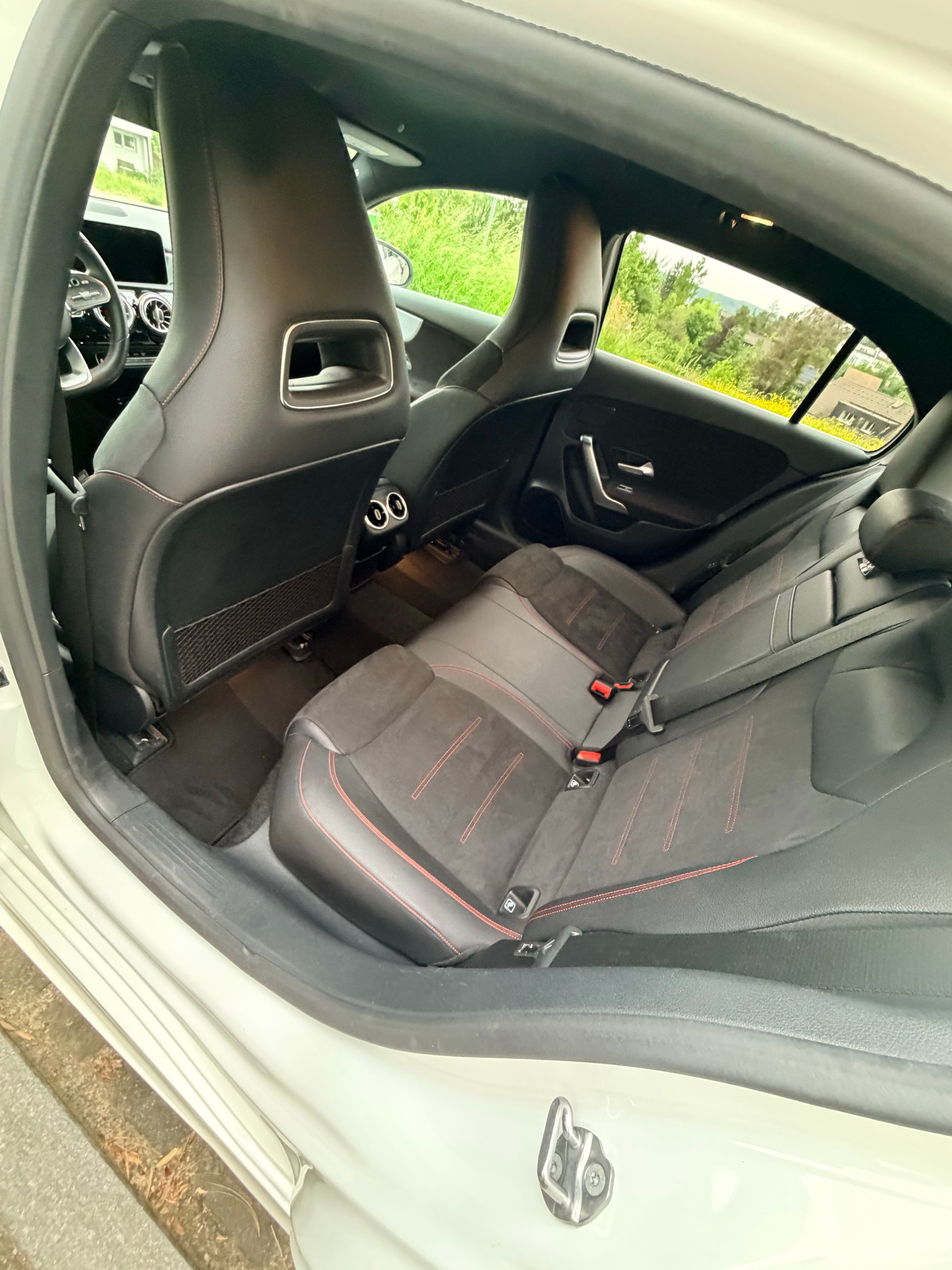 MERCEDES-BENZ A 180 d AMG Line-image-6
