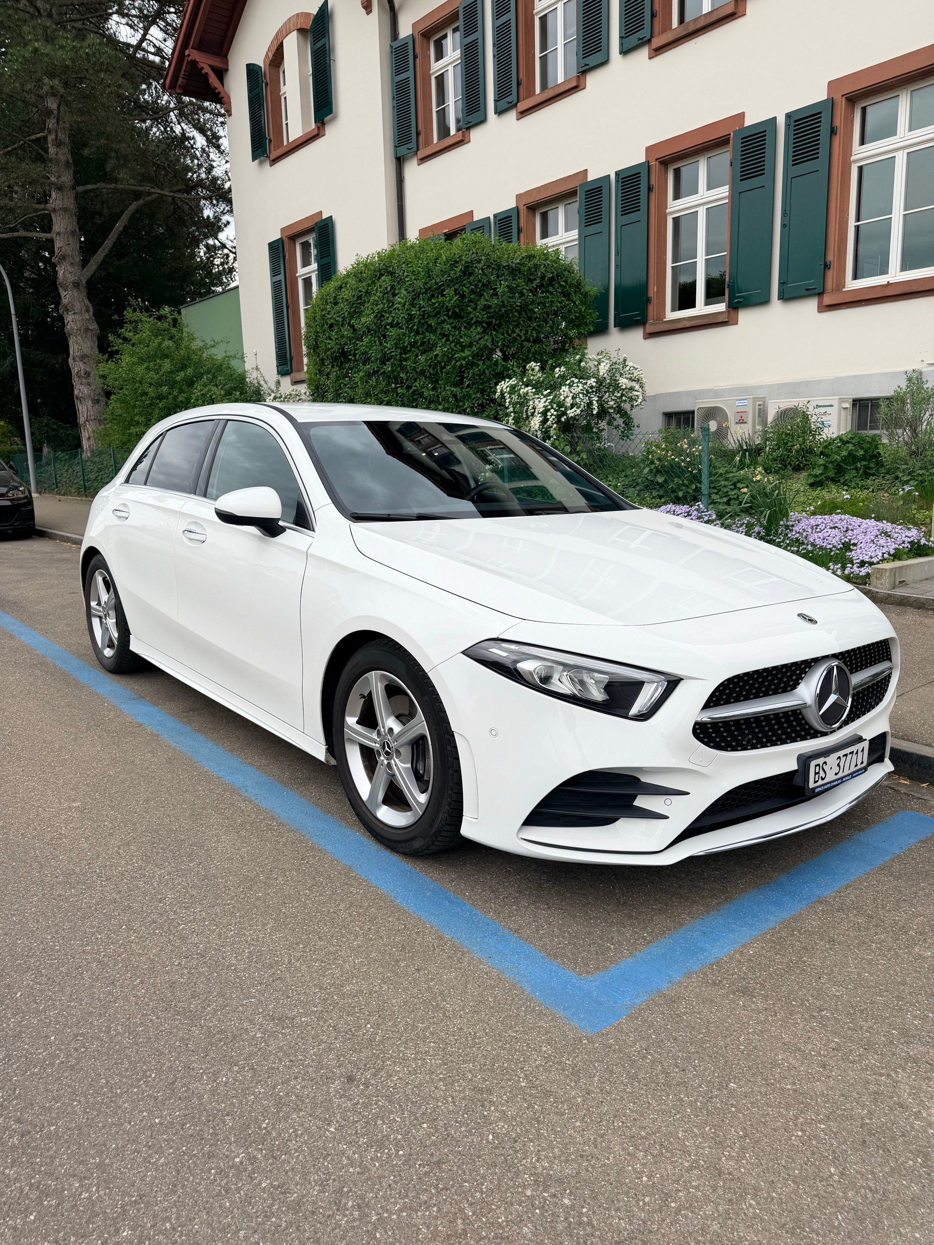 MERCEDES-BENZ A 180 d AMG Line-image-0