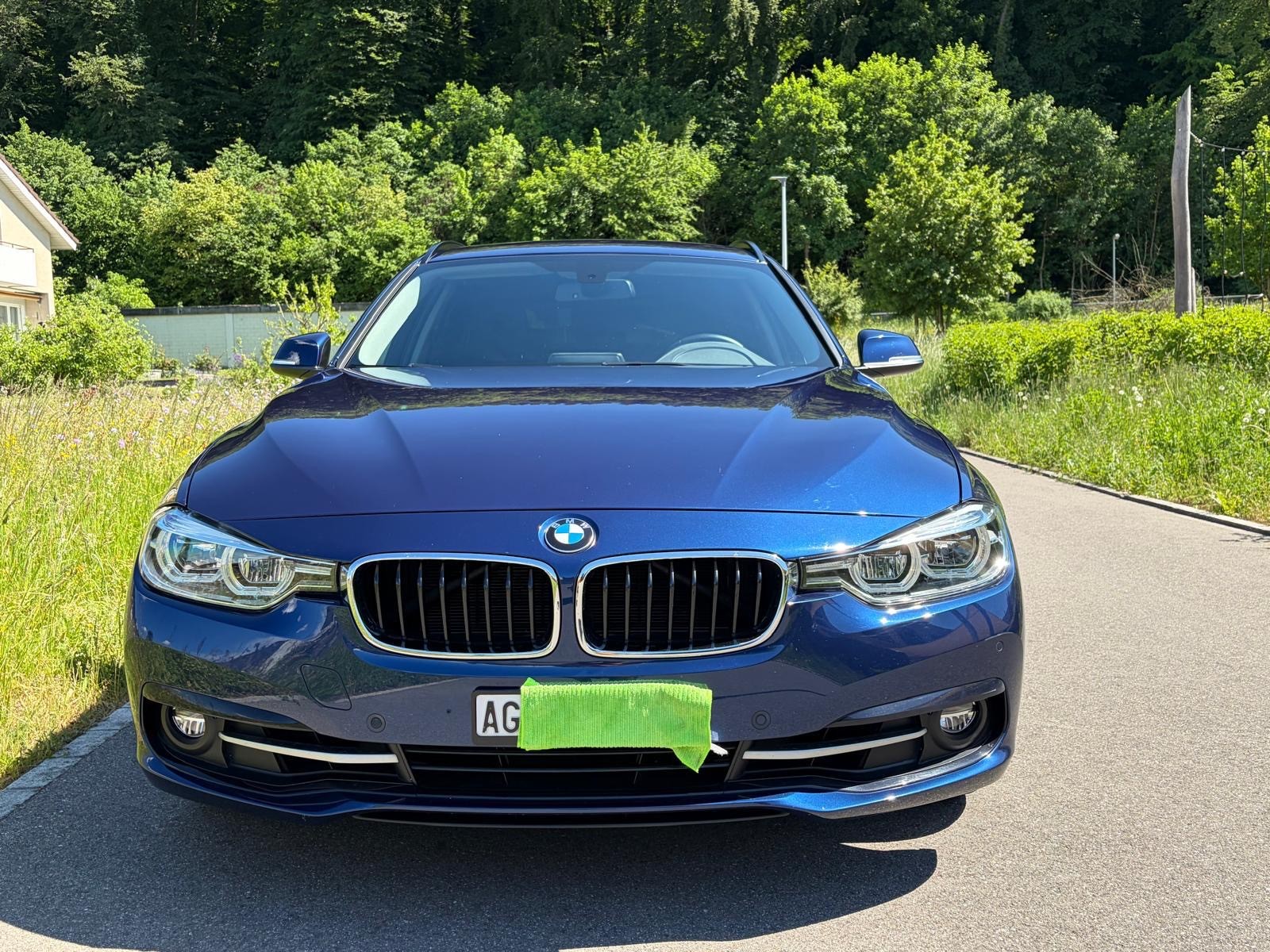BMW 320i-image-3