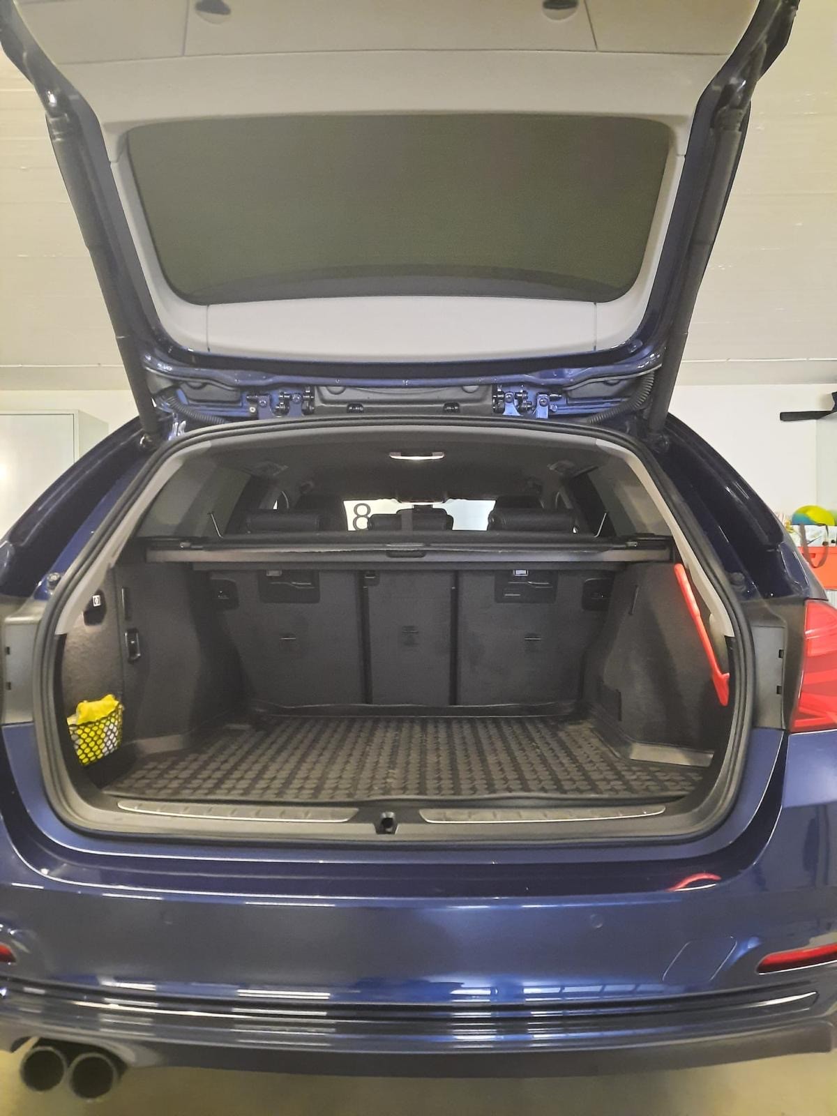 BMW 320i-image-4