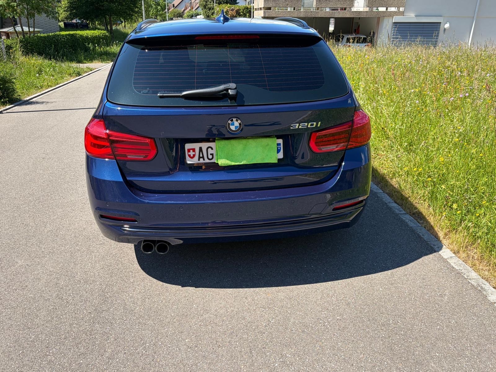 BMW 320i-image-2