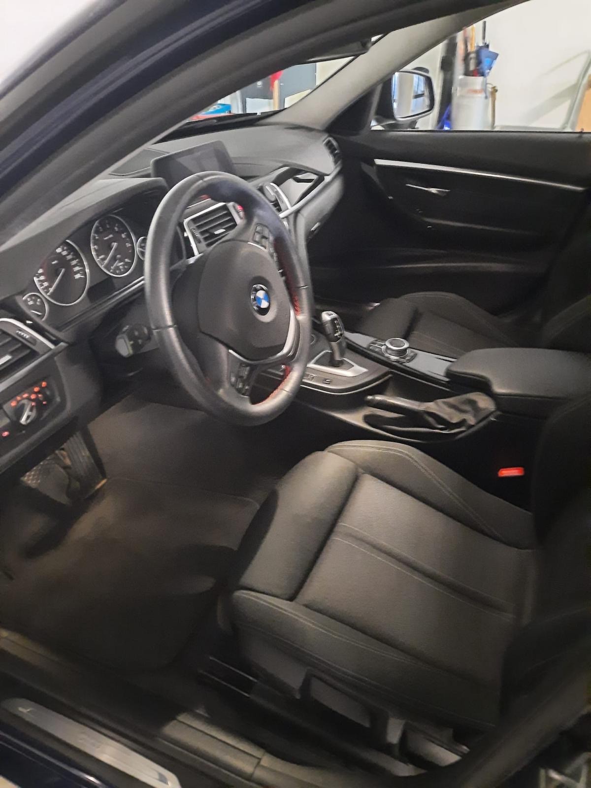 BMW 320i-image-5