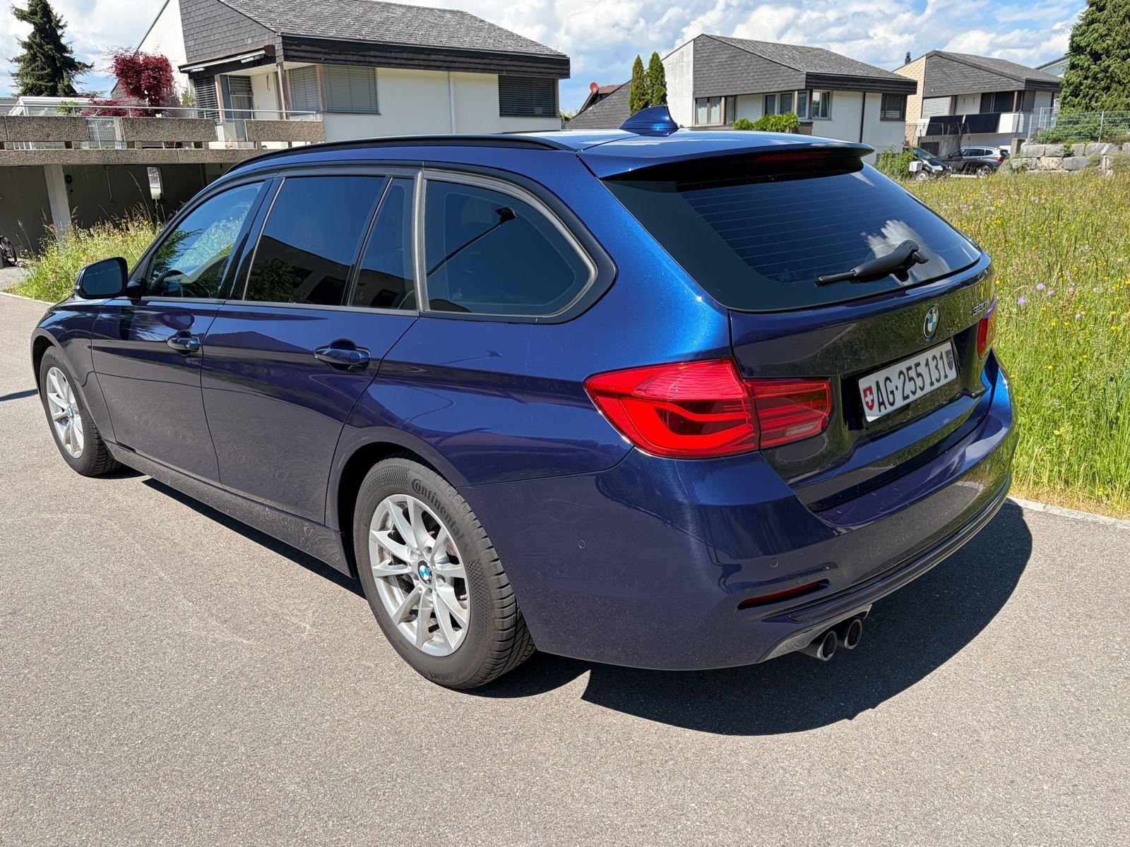 BMW 320i-image-1