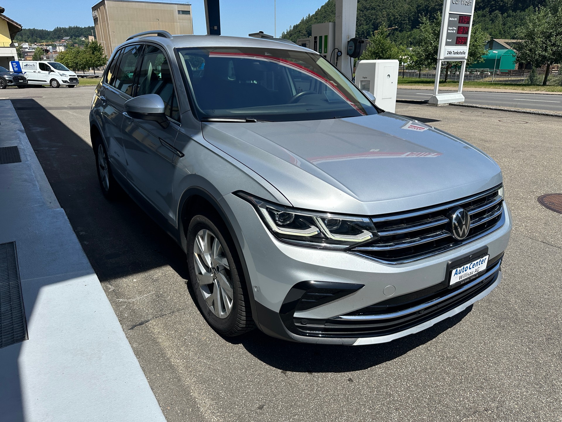 VW Tiguan 2.0 TDI SCR Elegance 4Motion DSG-image-4