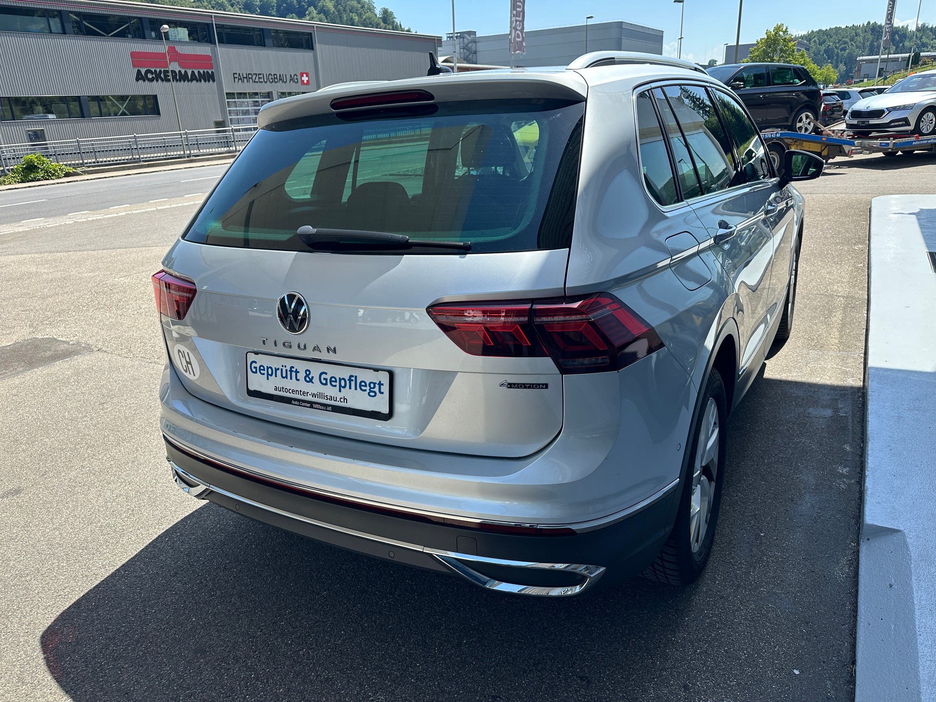 VW Tiguan 2.0 TDI SCR Elegance 4Motion DSG-image-14