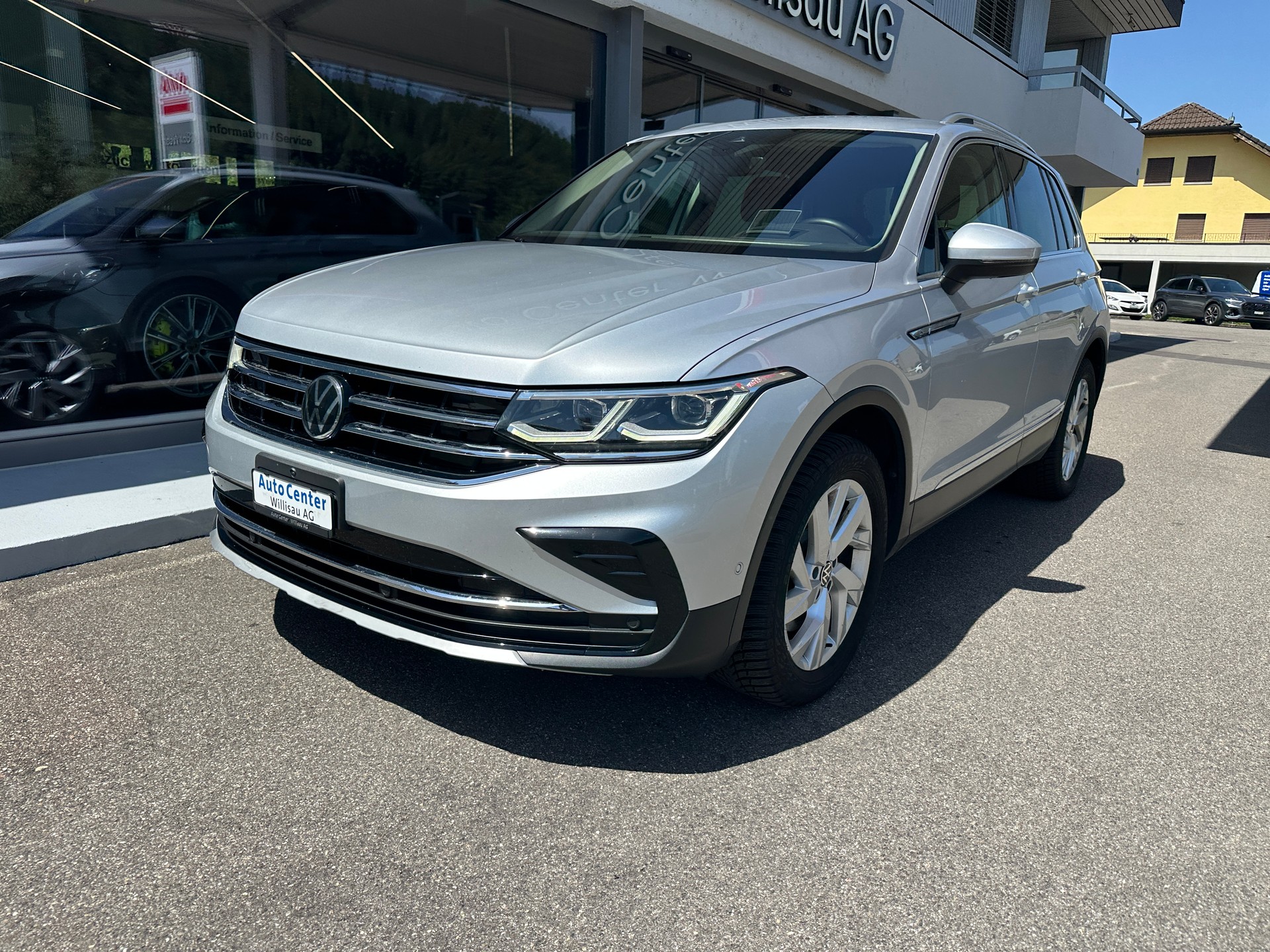 VW Tiguan 2.0 TDI SCR Elegance 4Motion DSG-image-2
