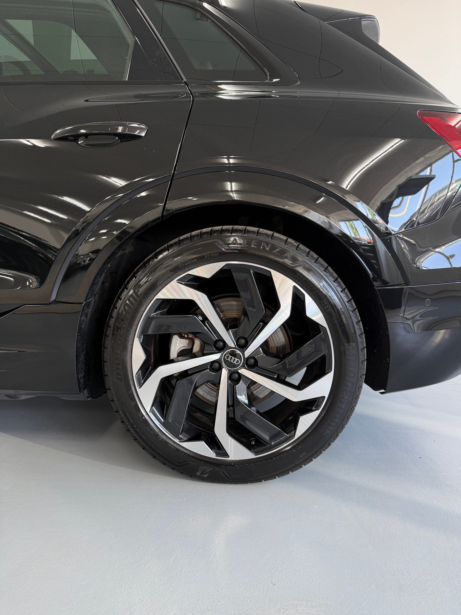 AUDI Q8 55 e-tron S line quattro-image-14