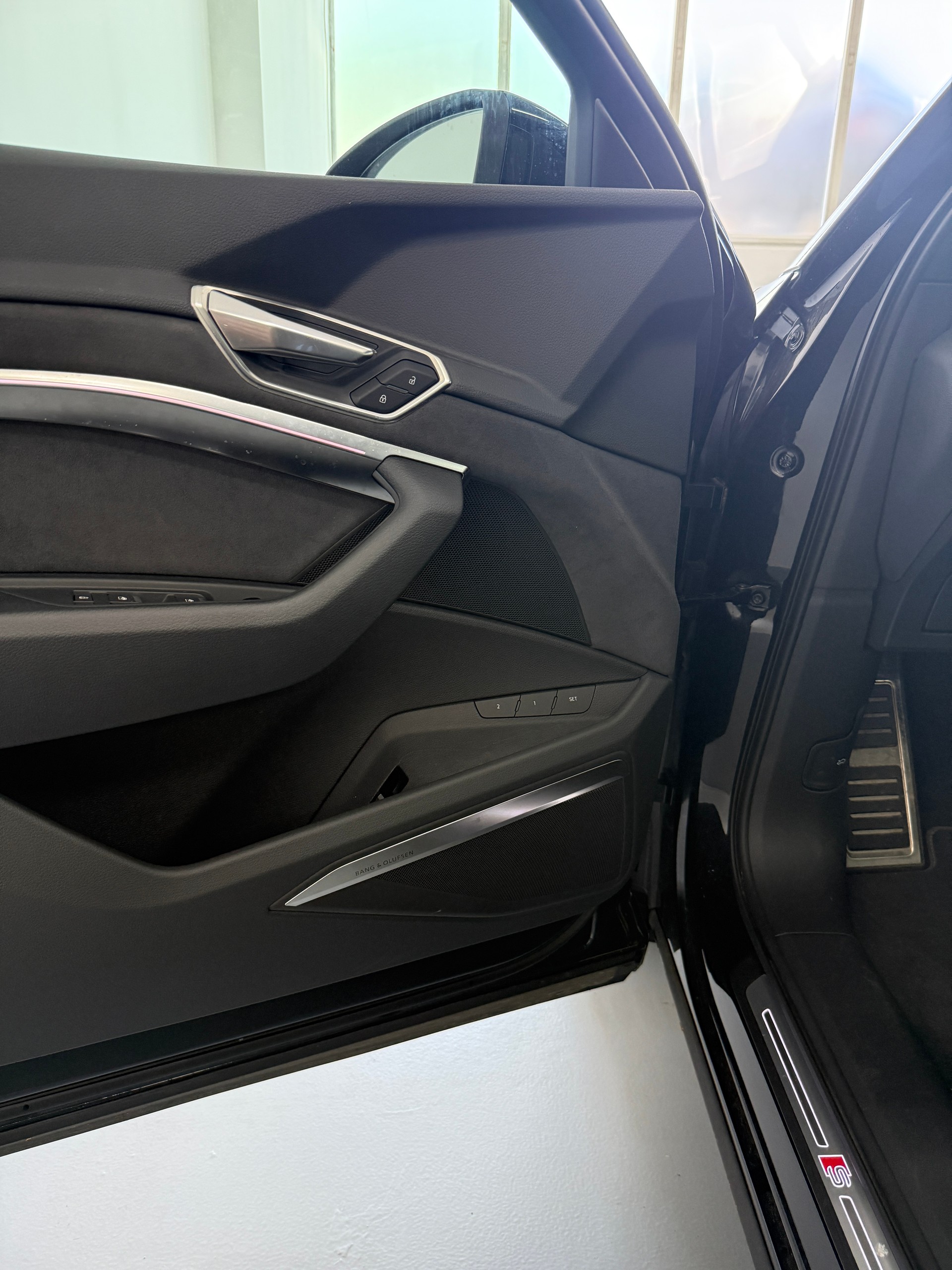 AUDI Q8 55 e-tron S line quattro-image-11