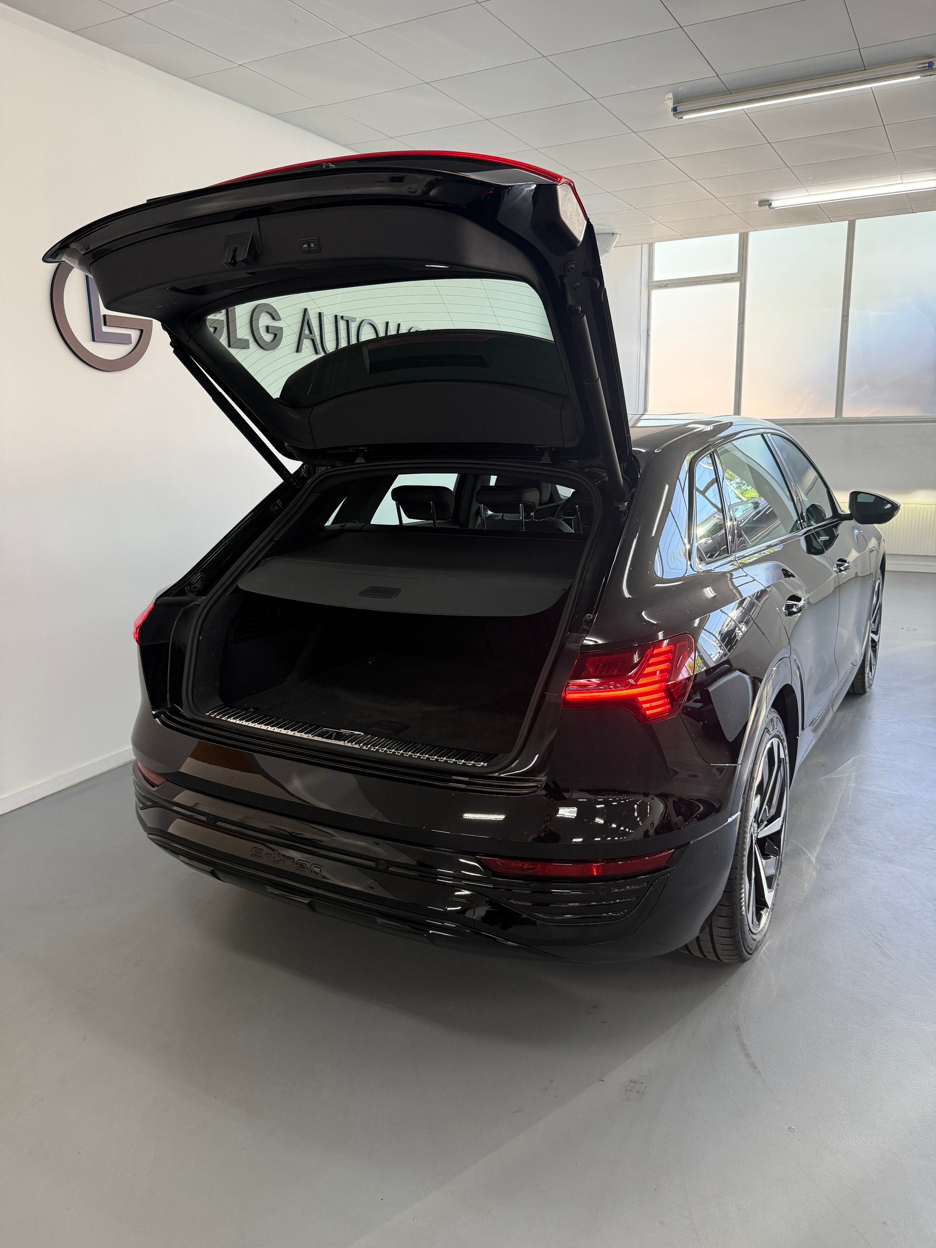 AUDI Q8 55 e-tron S line quattro-image-16