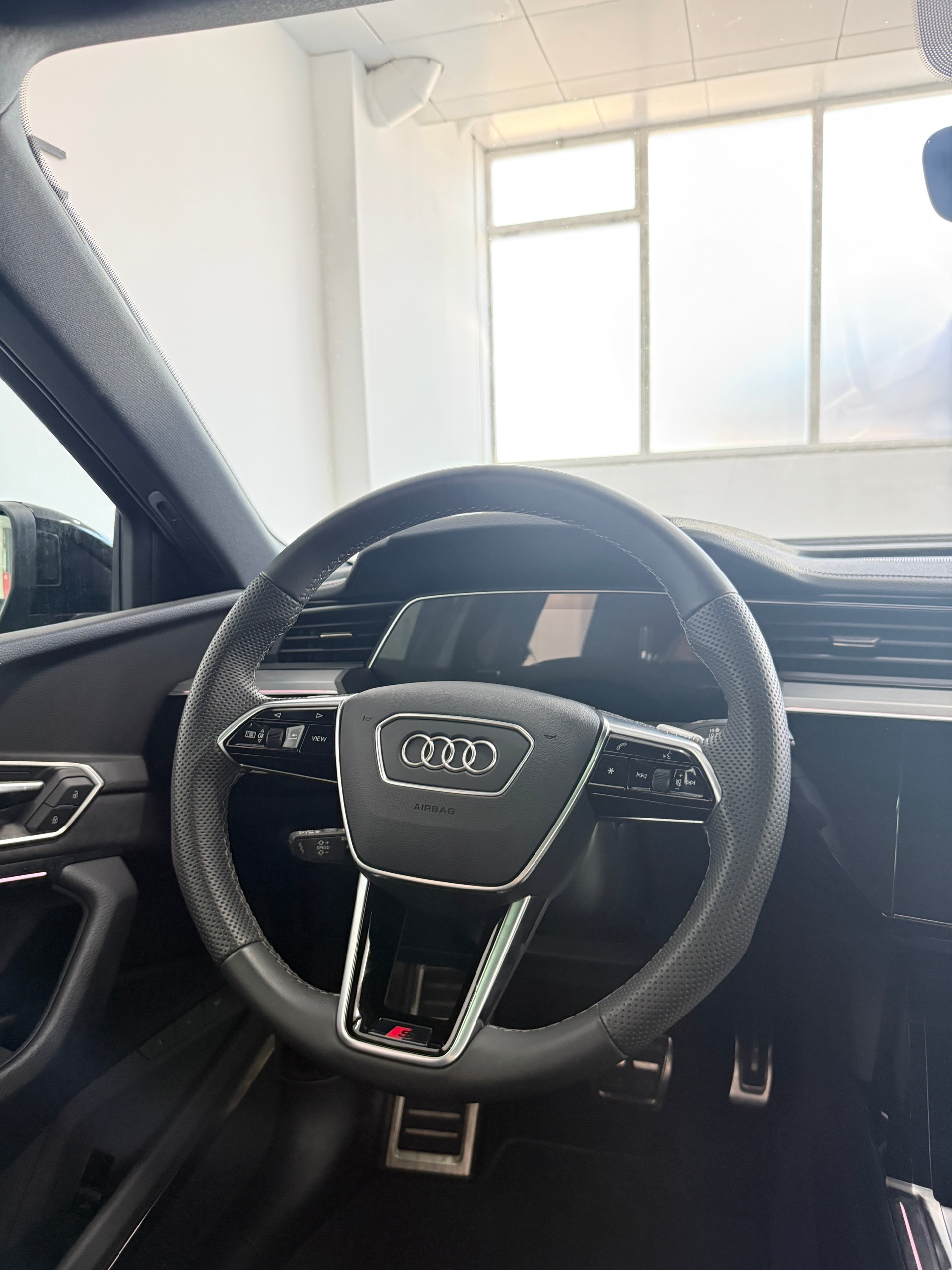 AUDI Q8 55 e-tron S line quattro-image-9