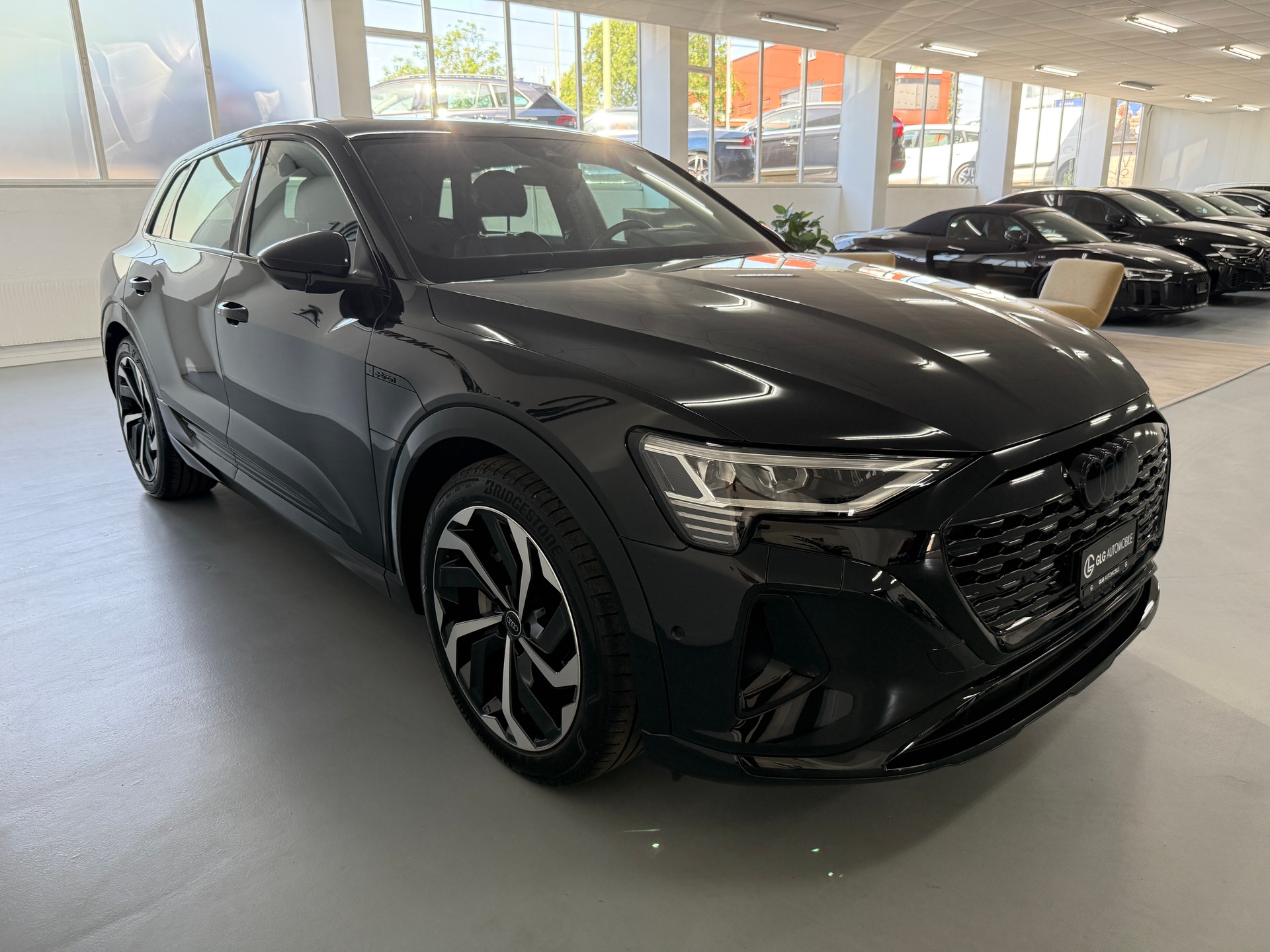 AUDI Q8 55 e-tron S line quattro-image-2