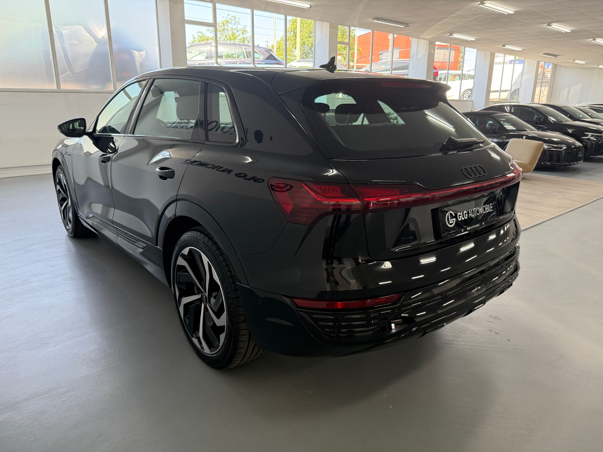 AUDI Q8 55 e-tron S line quattro-image-5