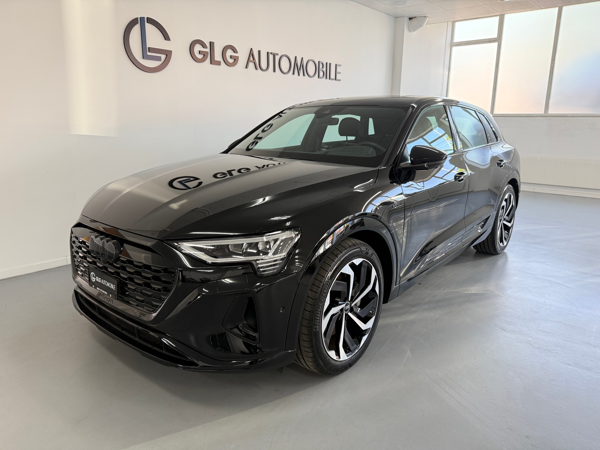 AUDI Q8 55 e-tron S line quattro-image-0