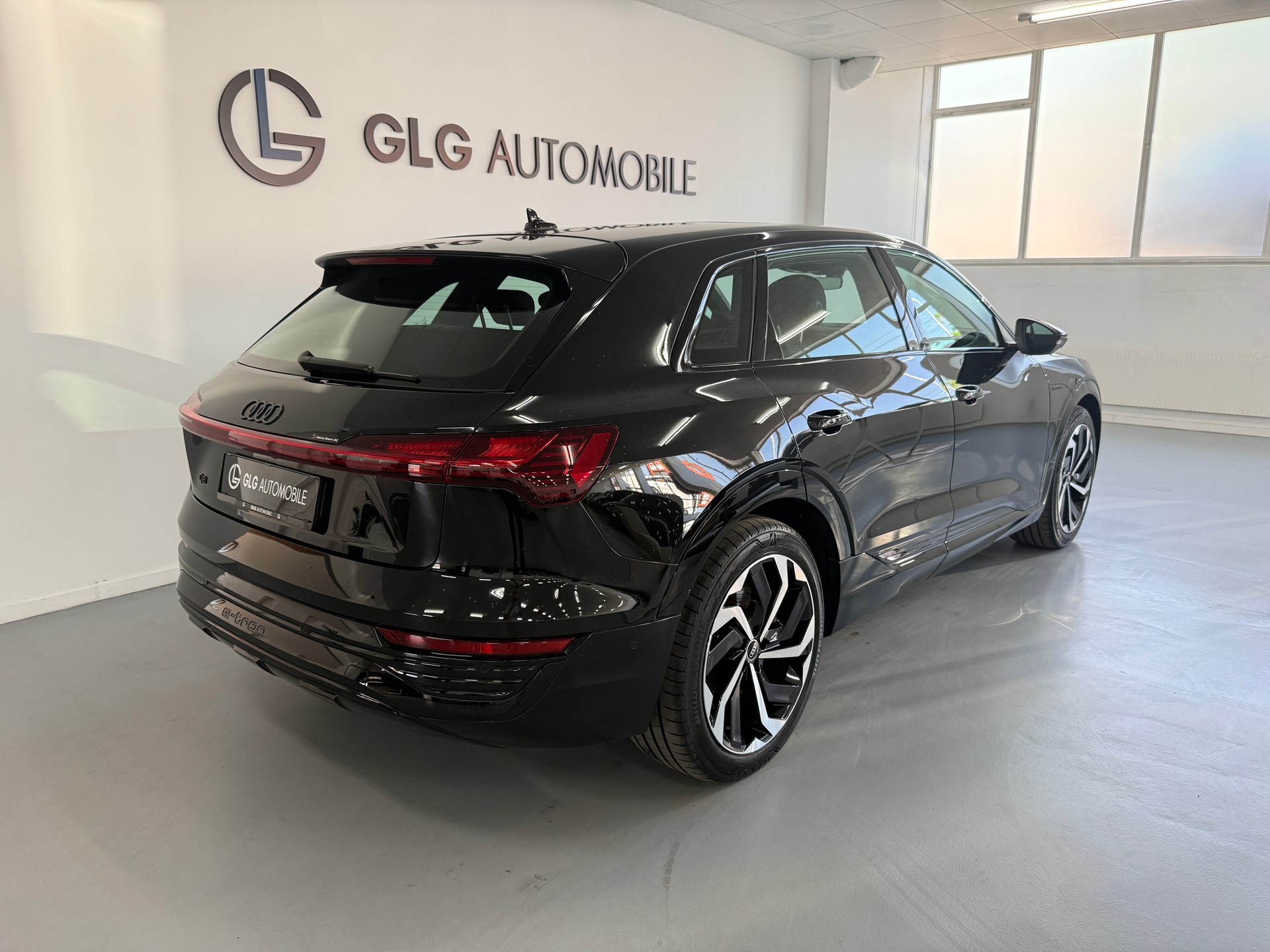 AUDI Q8 55 e-tron S line quattro-image-3