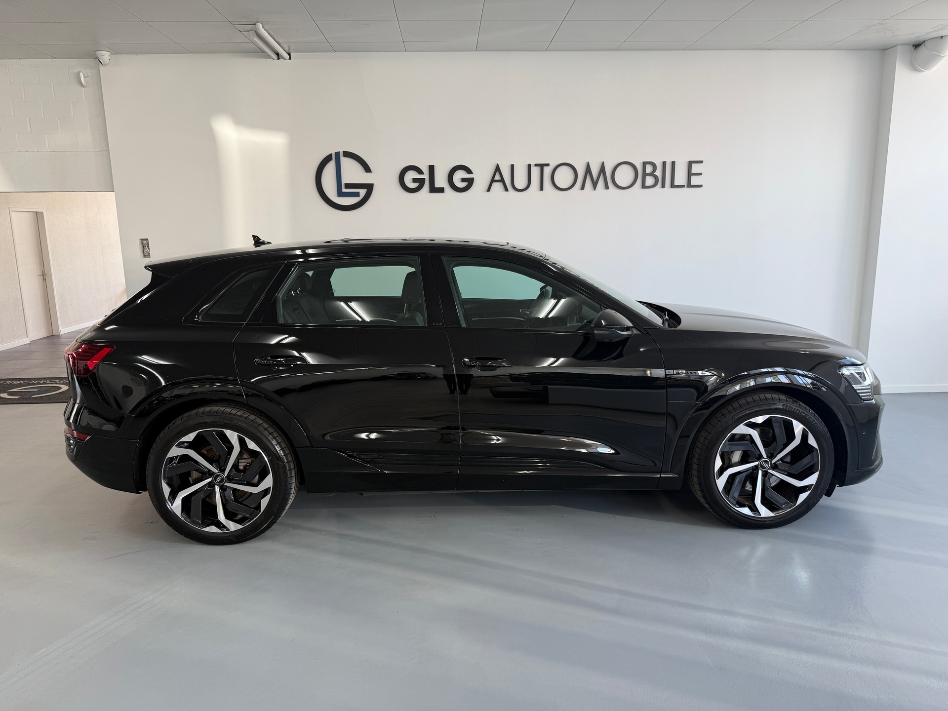 AUDI Q8 55 e-tron S line quattro-image-4