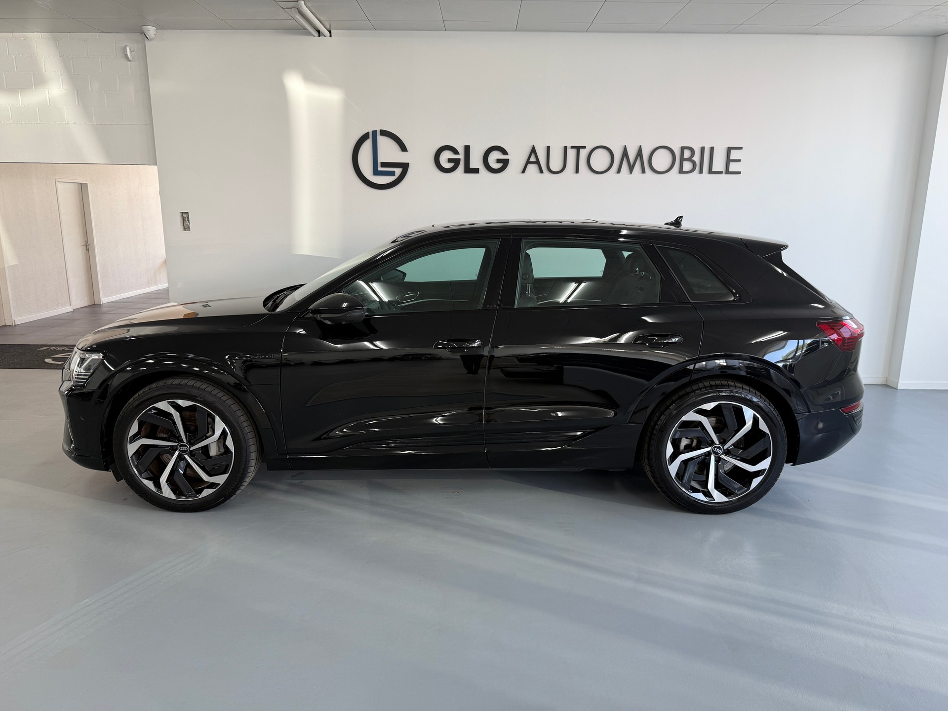 AUDI Q8 55 e-tron S line quattro-image-1