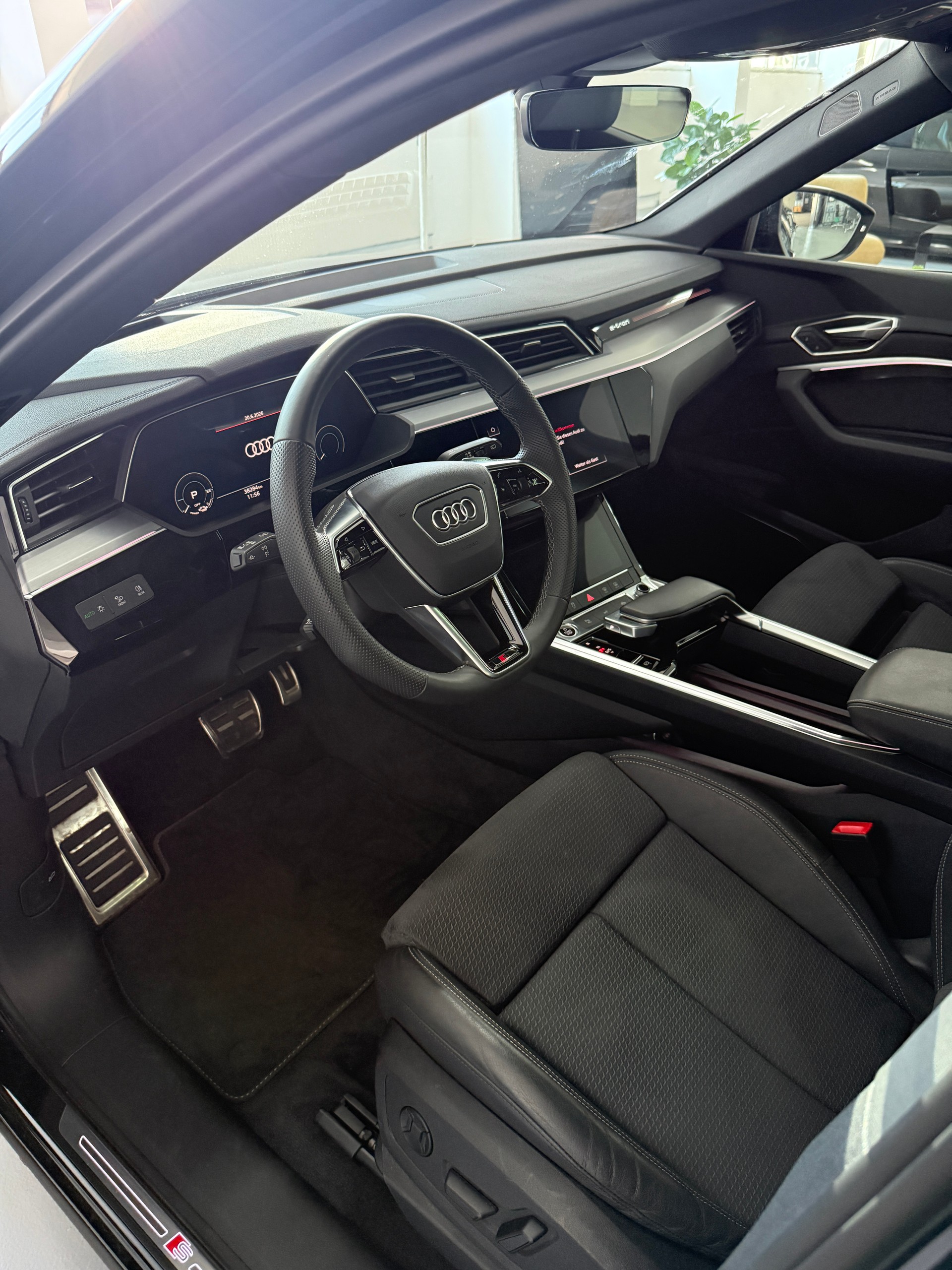 AUDI Q8 55 e-tron S line quattro-image-6