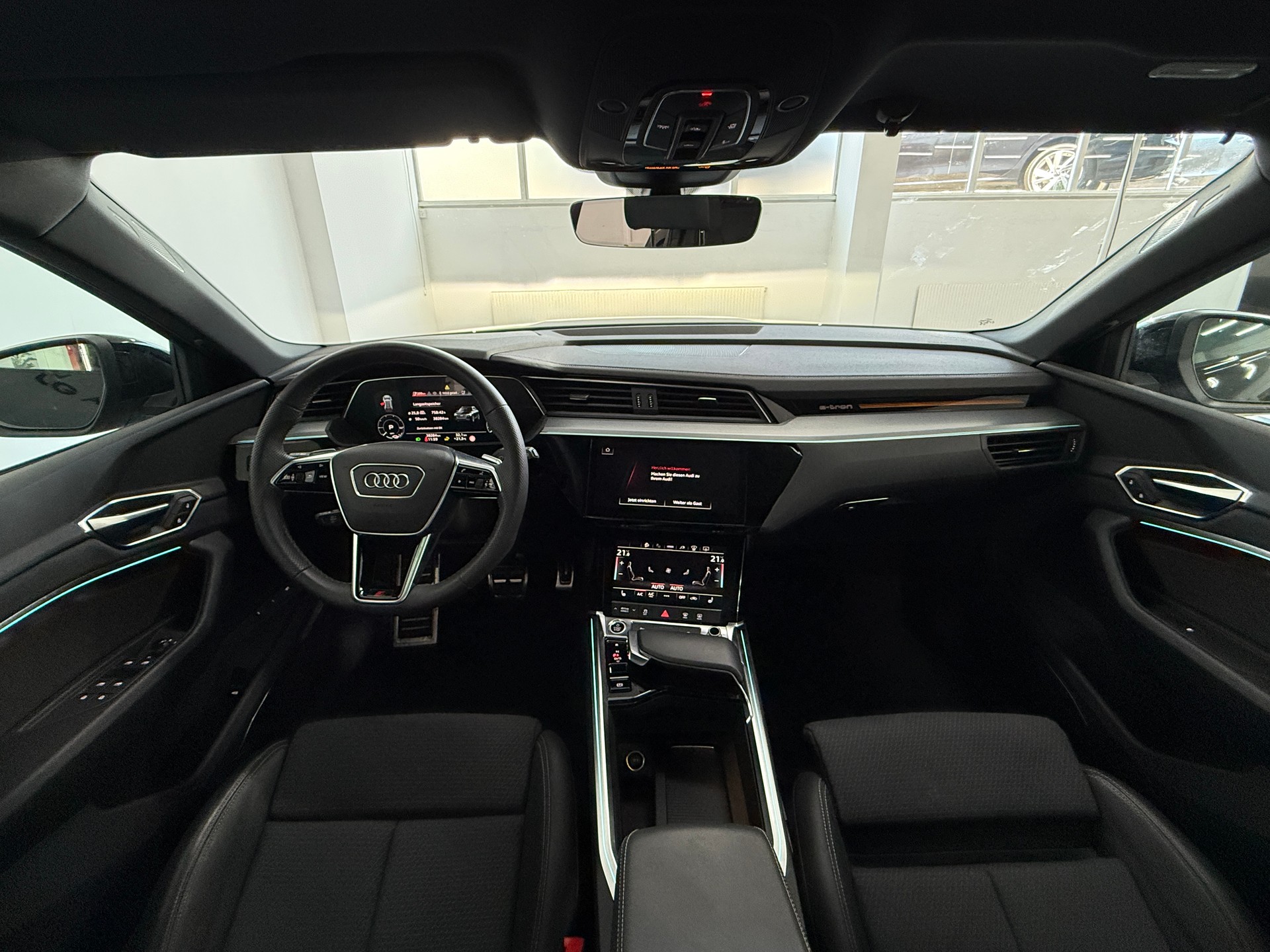 AUDI Q8 55 e-tron S line quattro-image-8