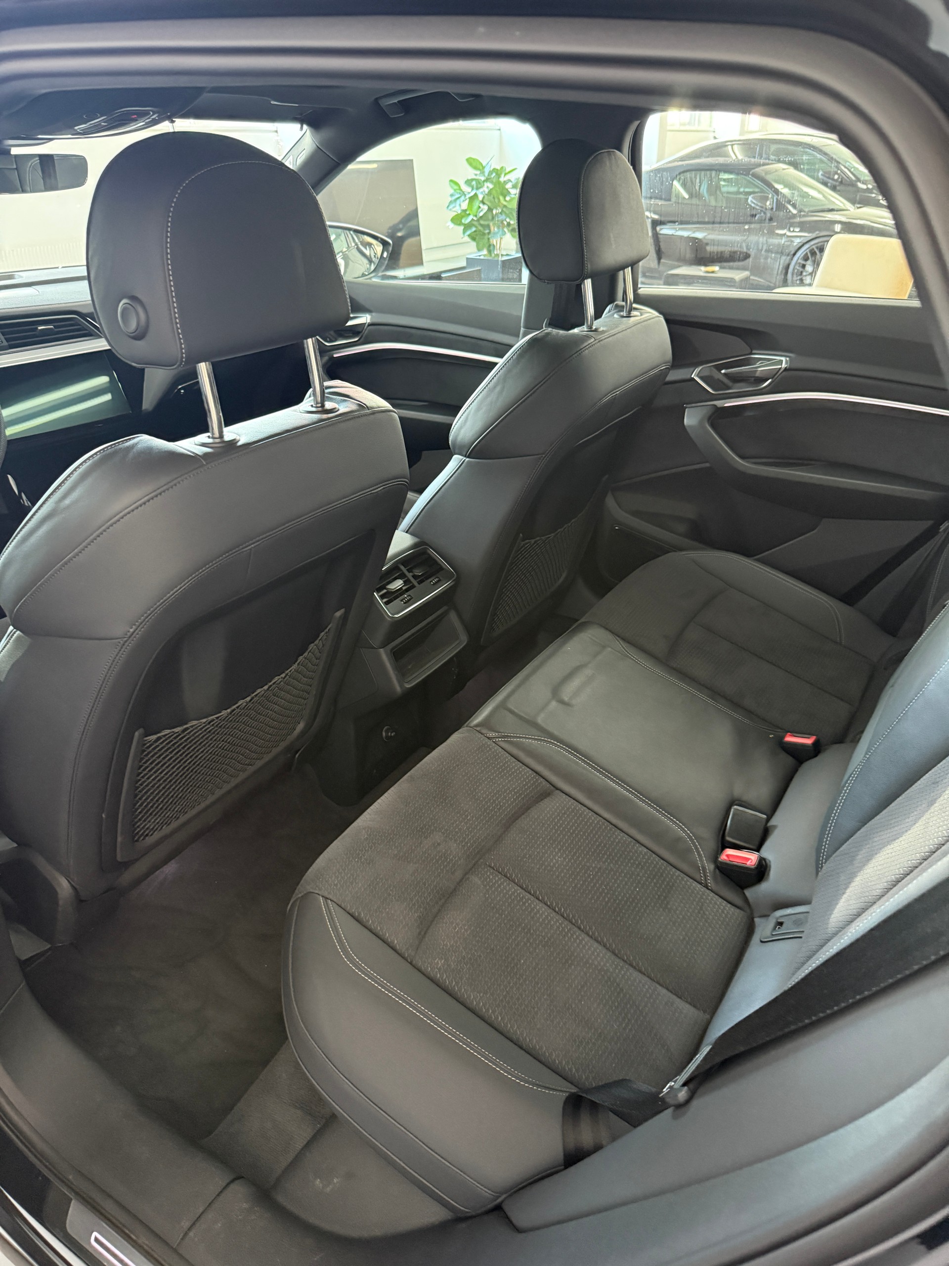AUDI Q8 55 e-tron S line quattro-image-12