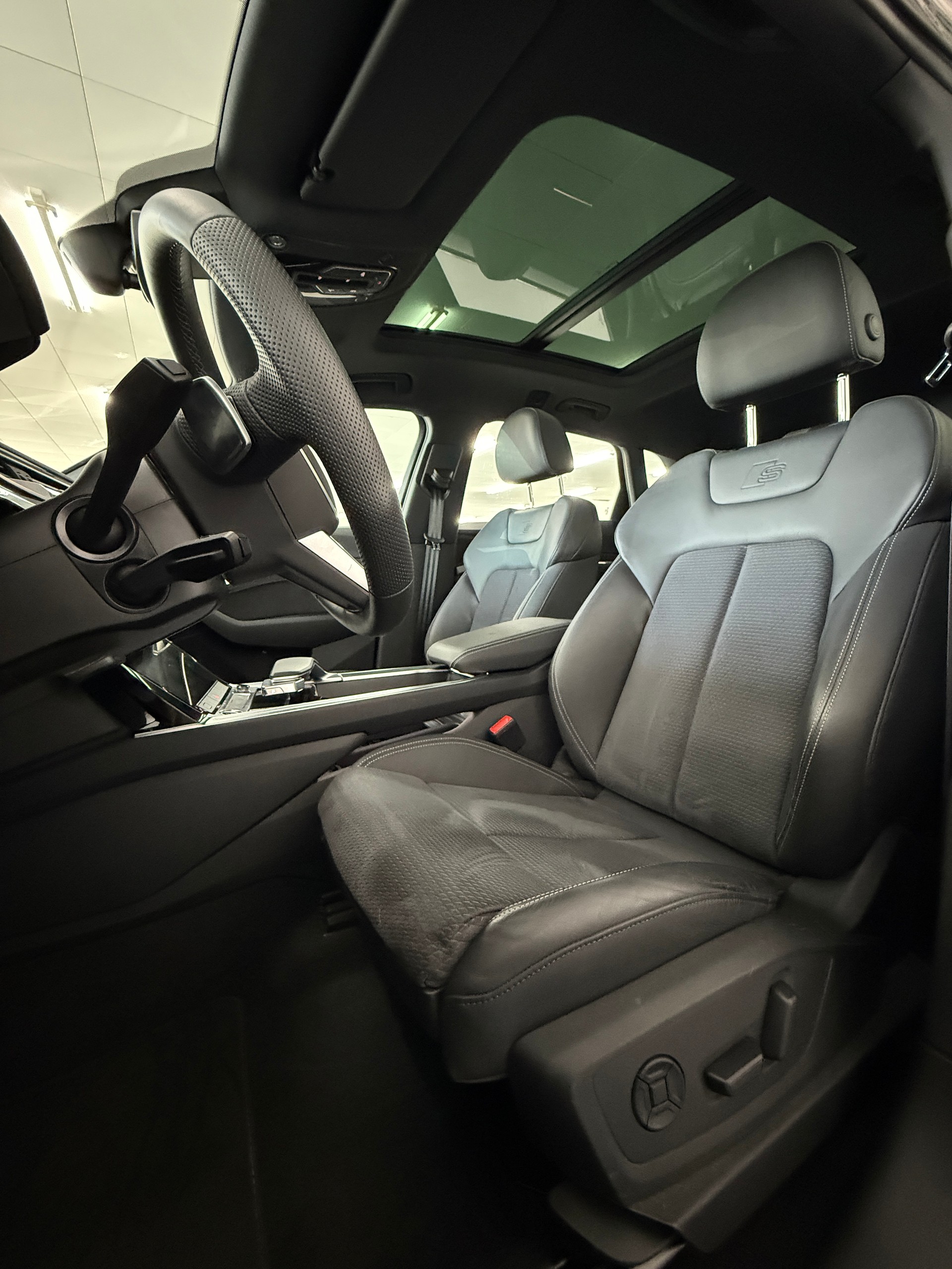 AUDI Q8 55 e-tron S line quattro-image-7