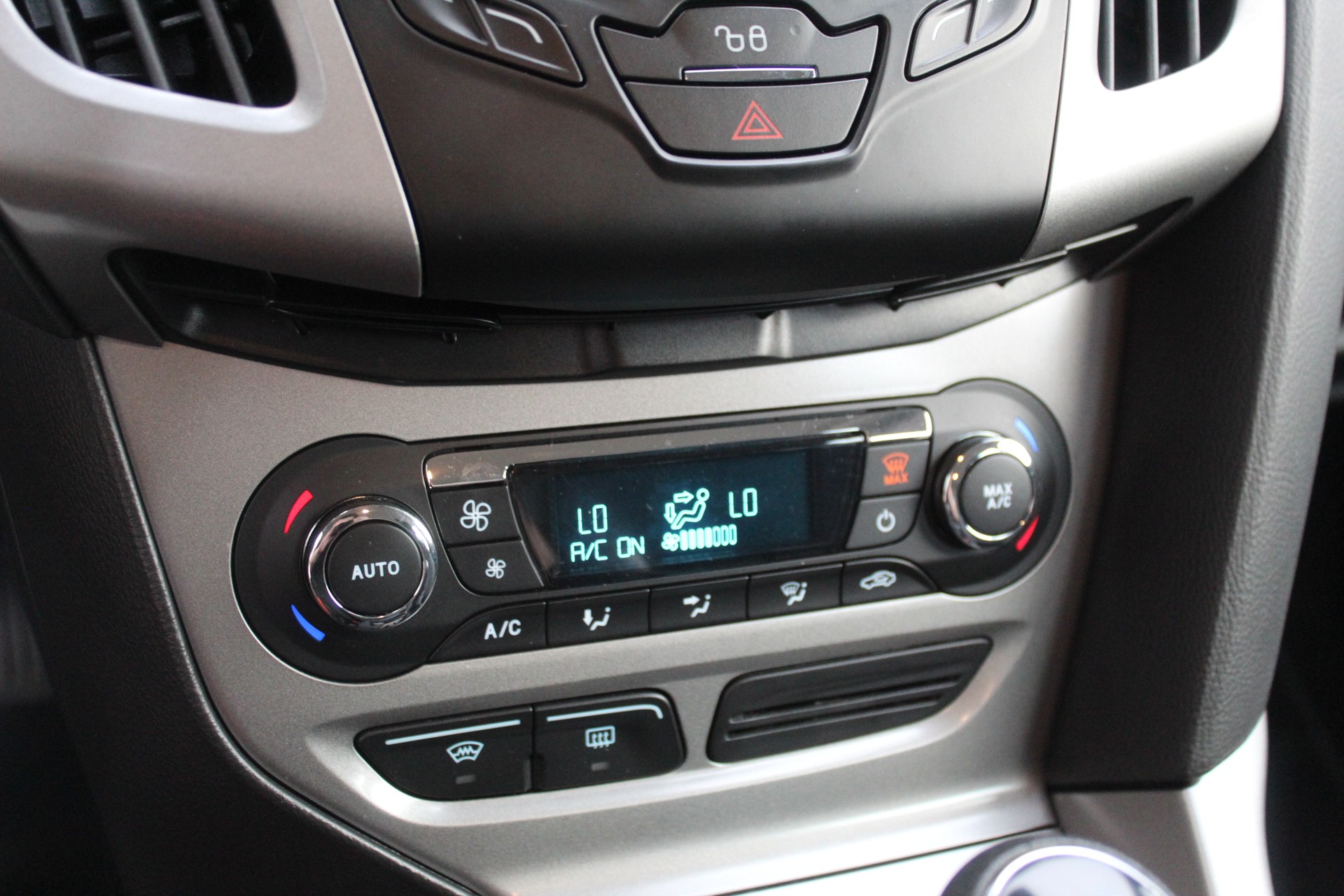 FORD Focus 1.6i VCT Titanium-image-14