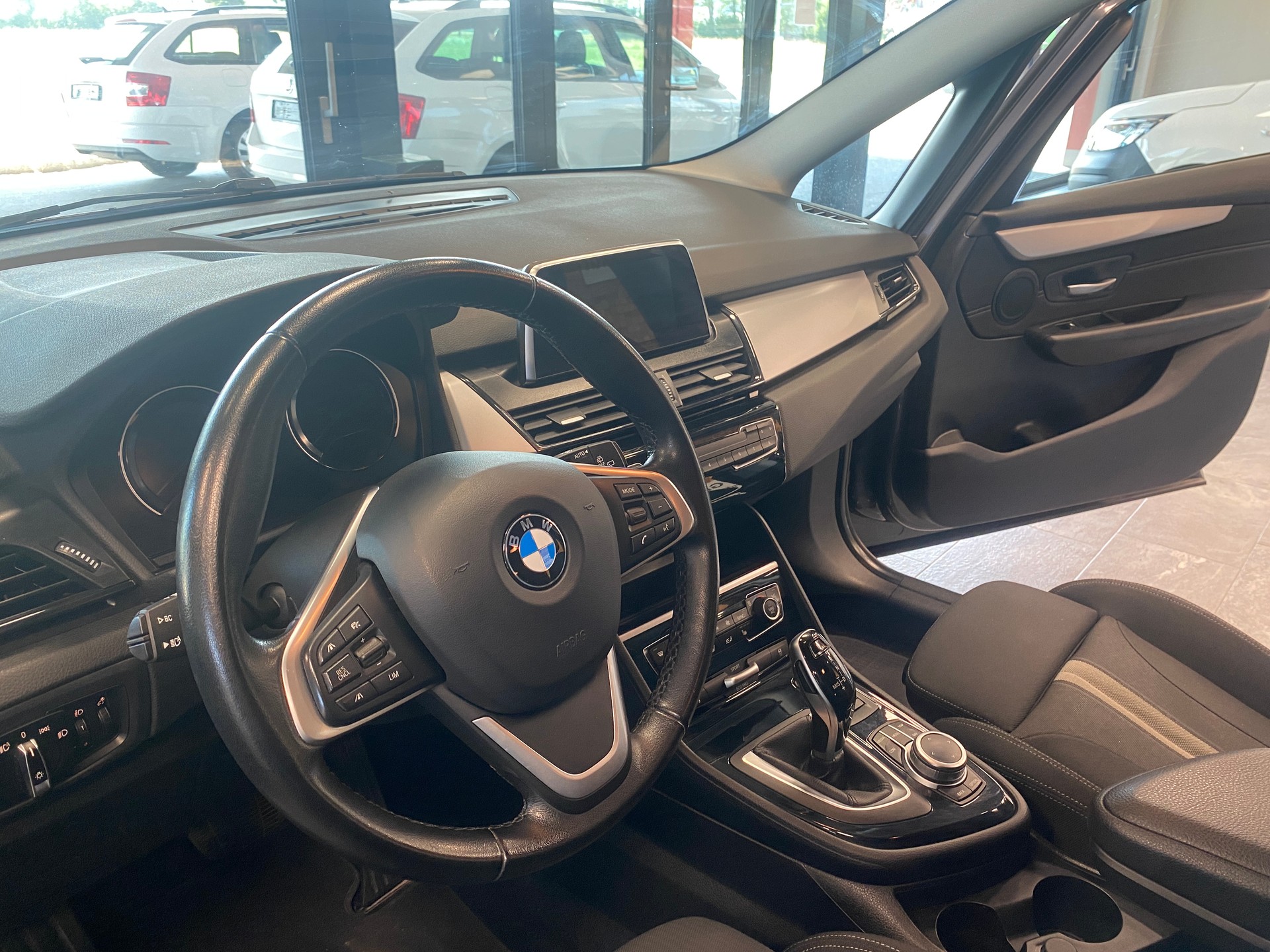 BMW 220d xDrive Gran Tourer Steptronic Sport Line-image-4