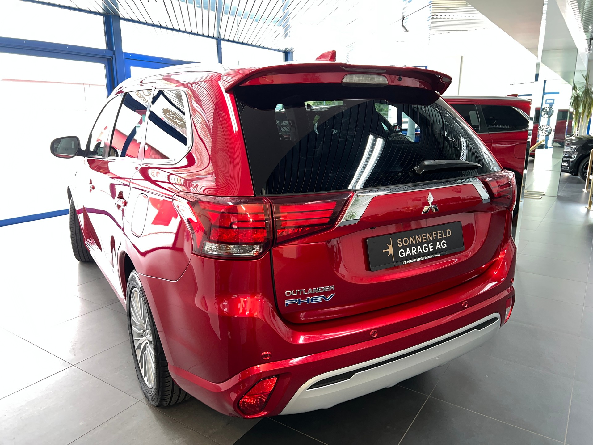 MITSUBISHI Outlander 2.4 PHEV Diamond S-Edition 4WD Automatic-image-2