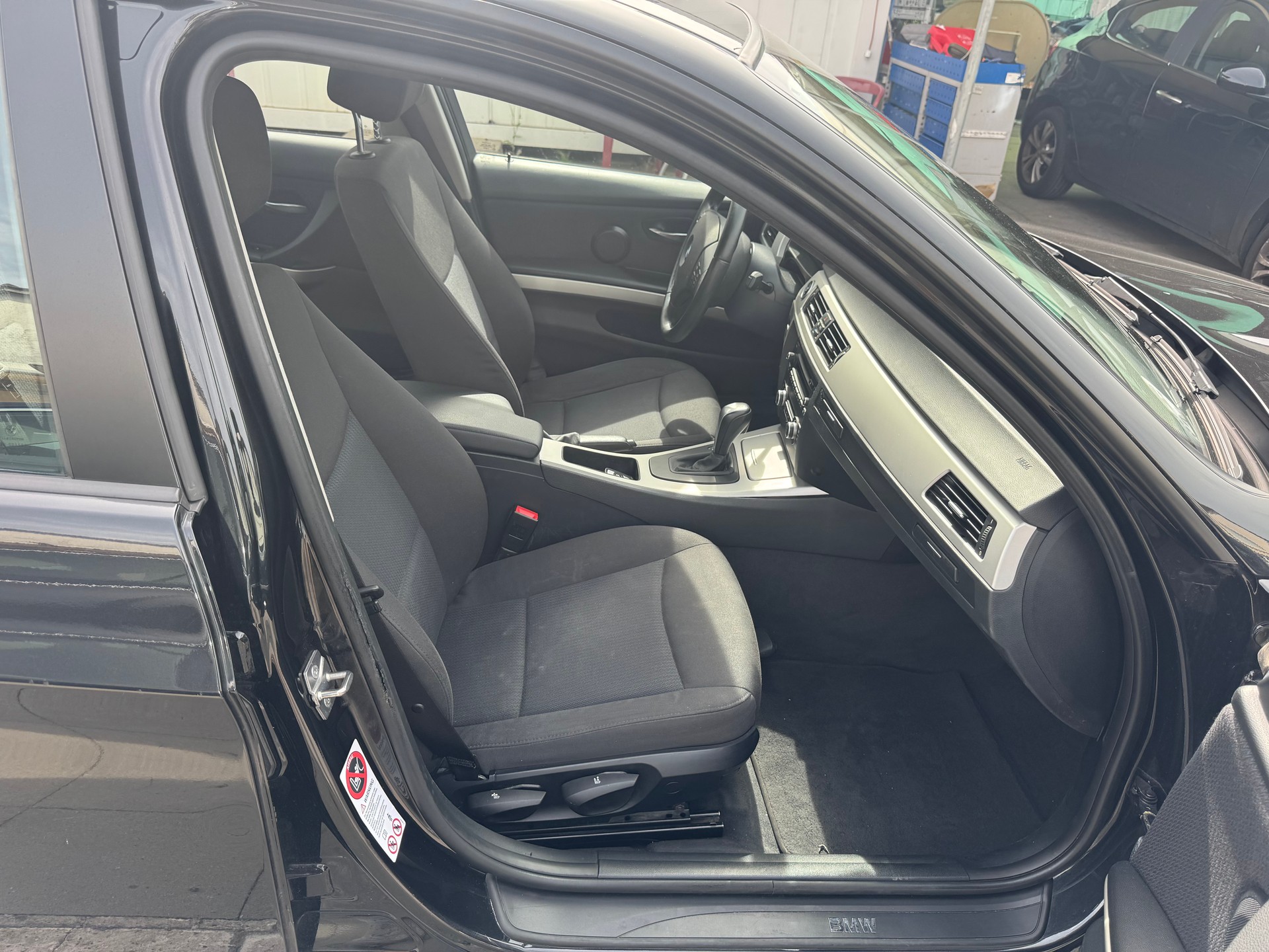 BMW 320i Steptronic-image-10