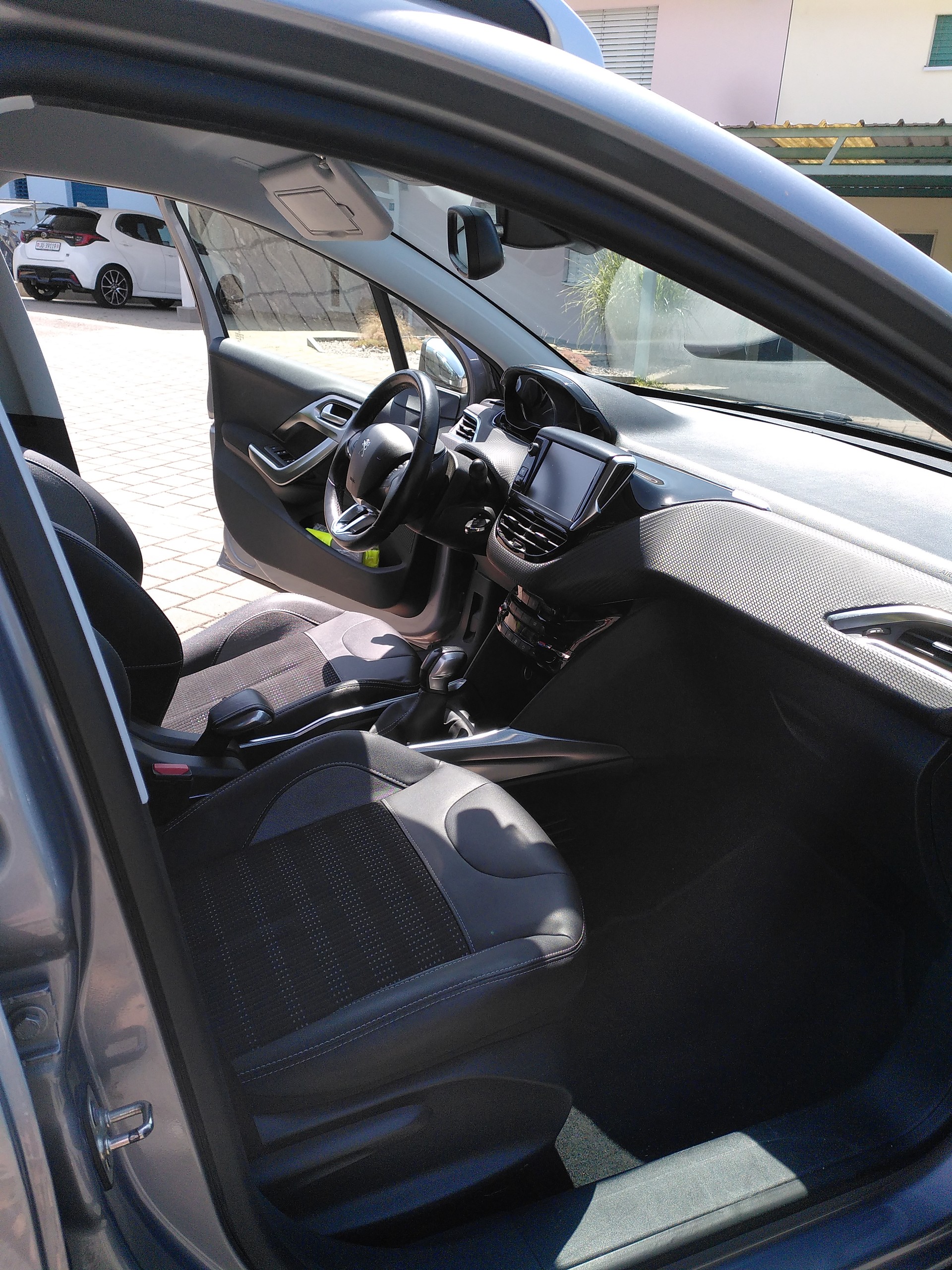 PEUGEOT 1.6 VTi Allure-image-4