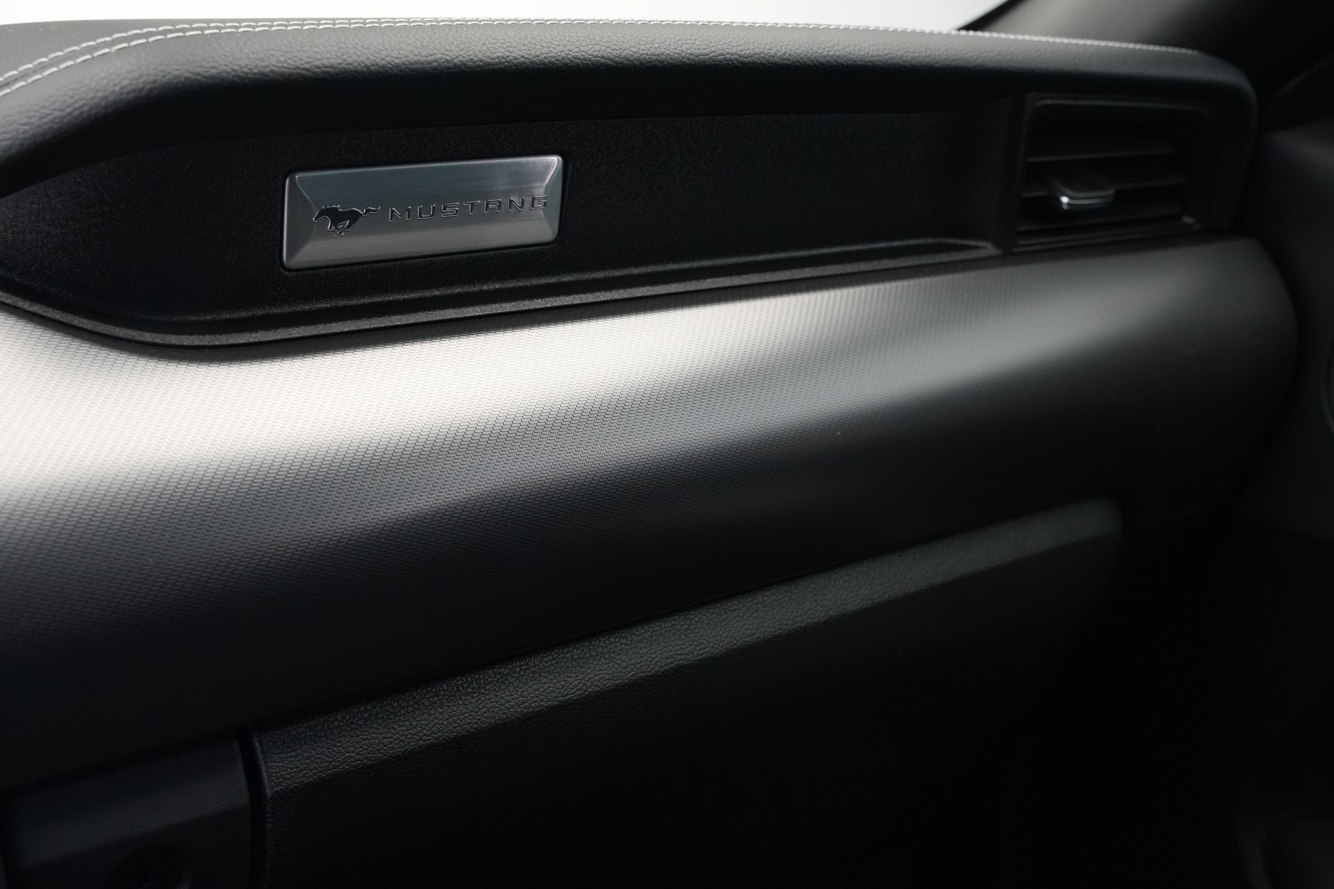 FORD Mustang Fastback 5.0 V8 GT Automat-image-24