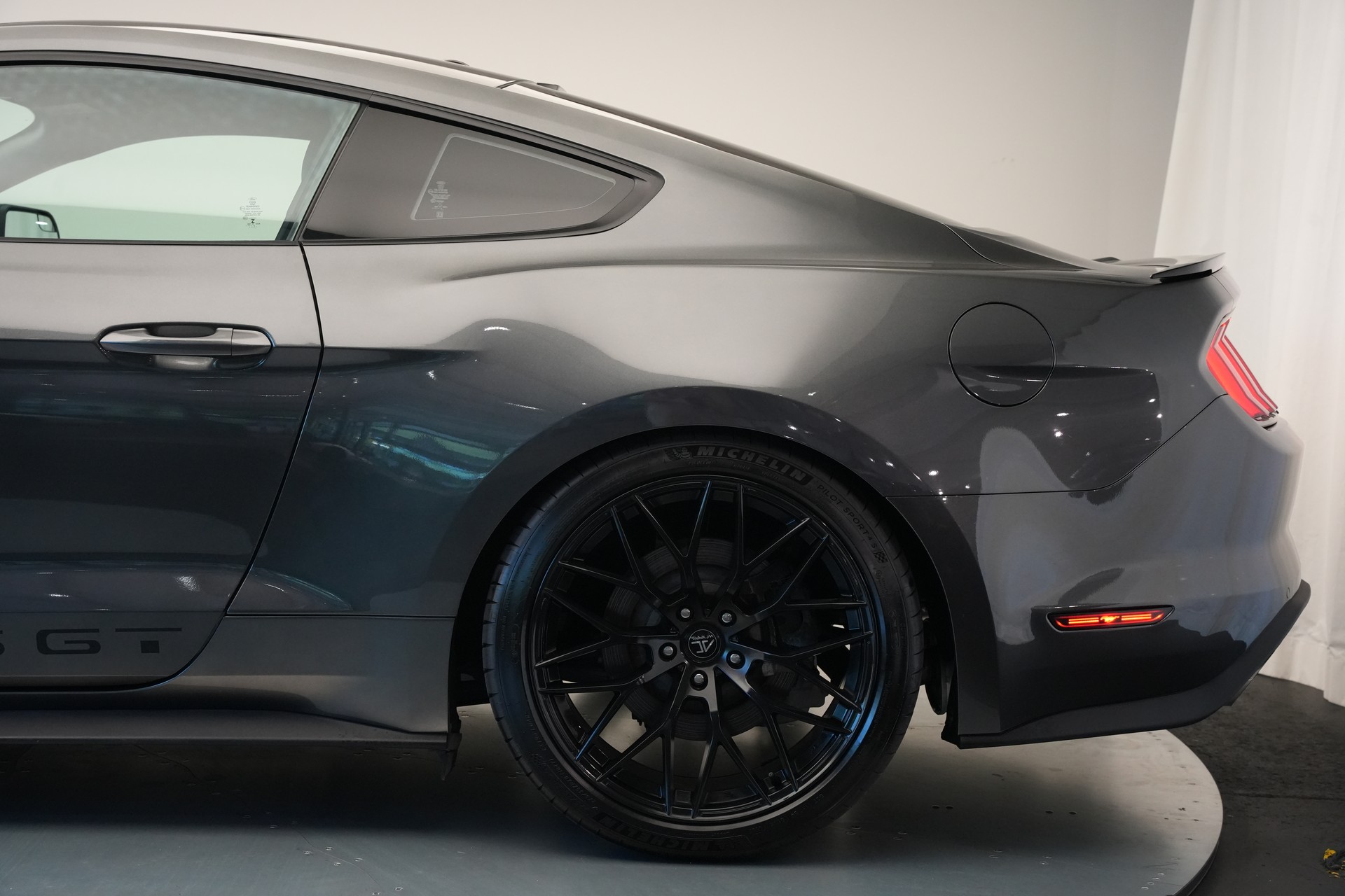 FORD Mustang Fastback 5.0 V8 GT Automat-image-39