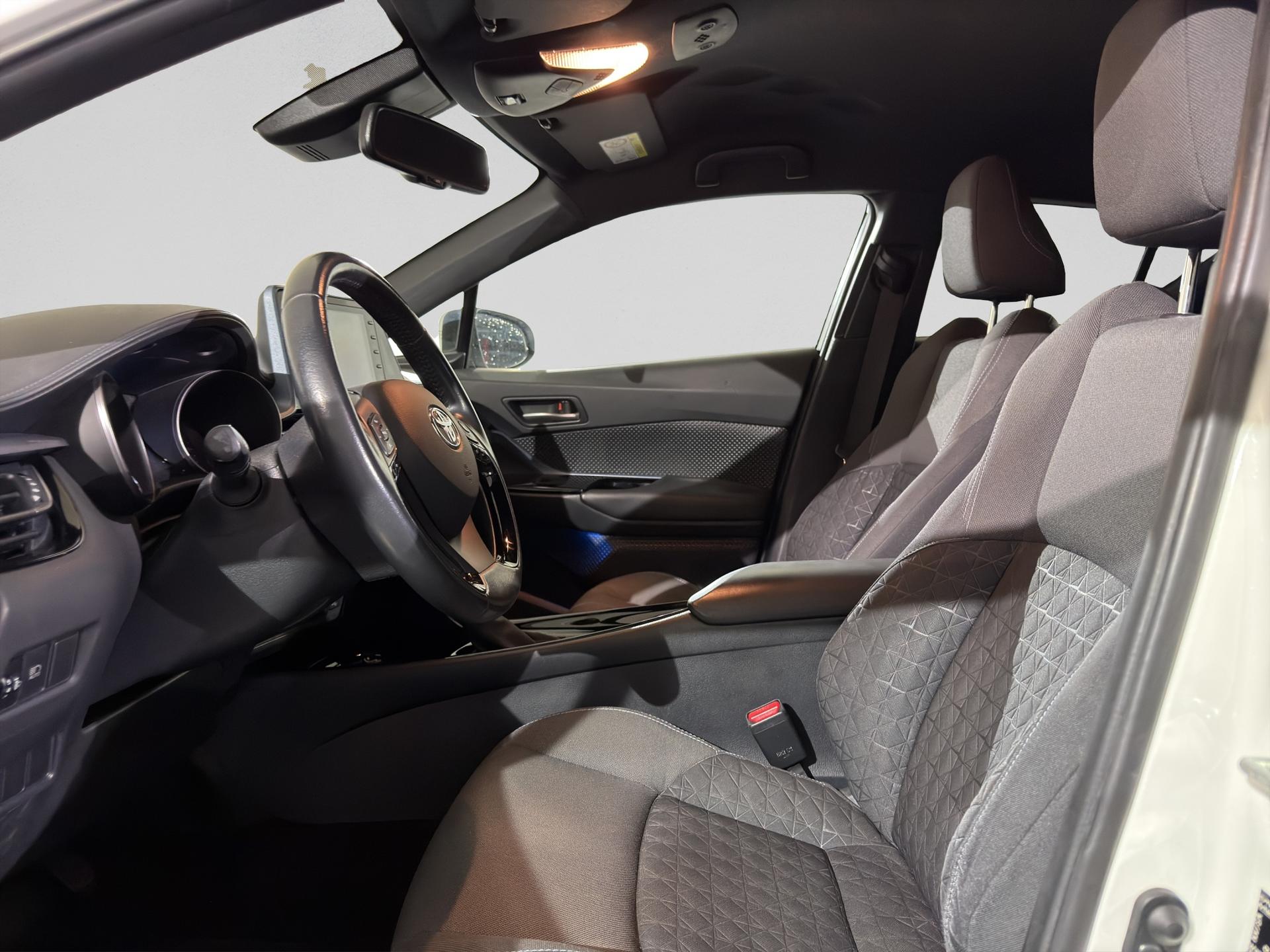TOYOTA C-HR 1.8 HSD CVT Comfort-image-8