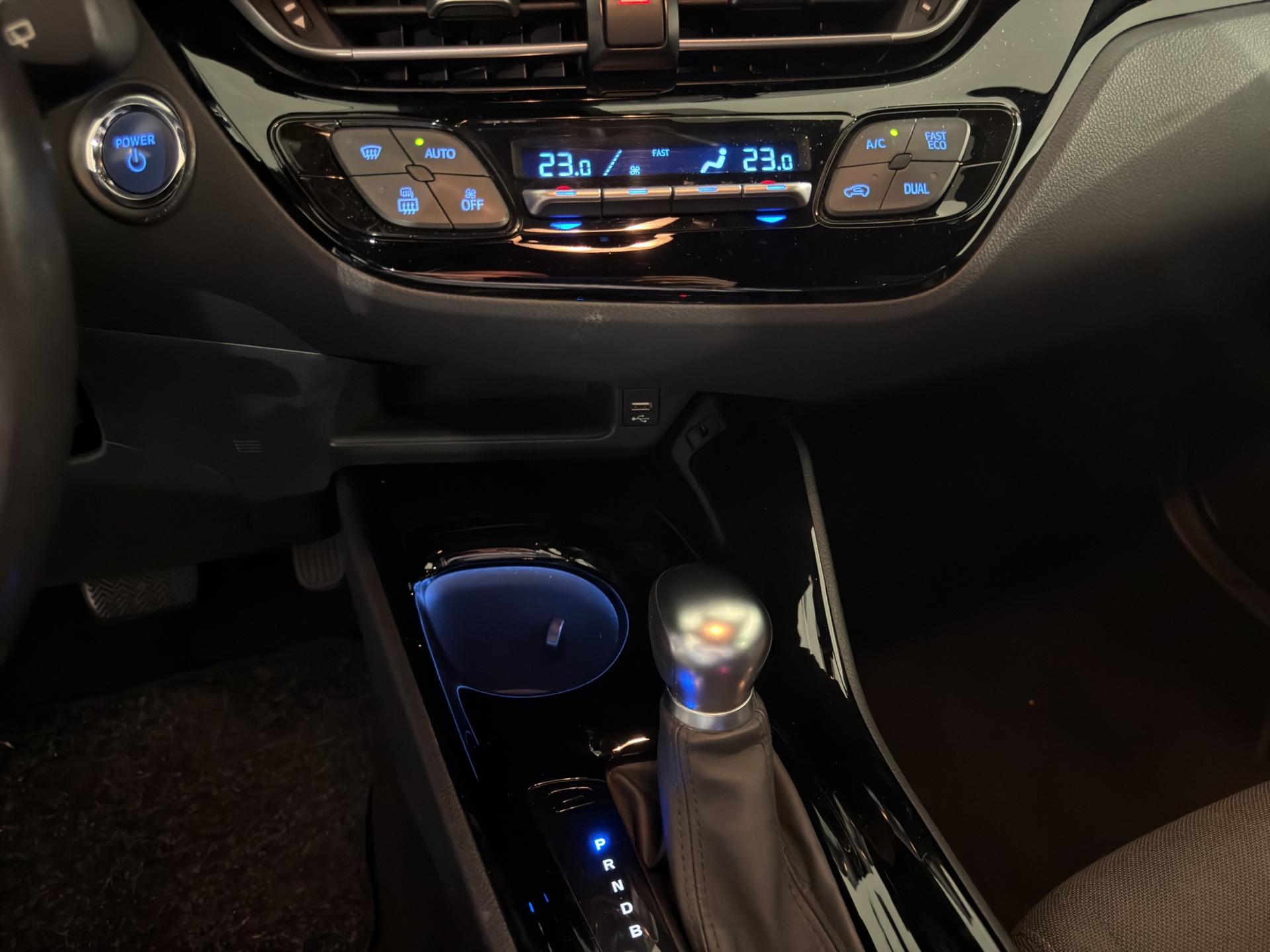 TOYOTA C-HR 1.8 HSD CVT Comfort-image-11
