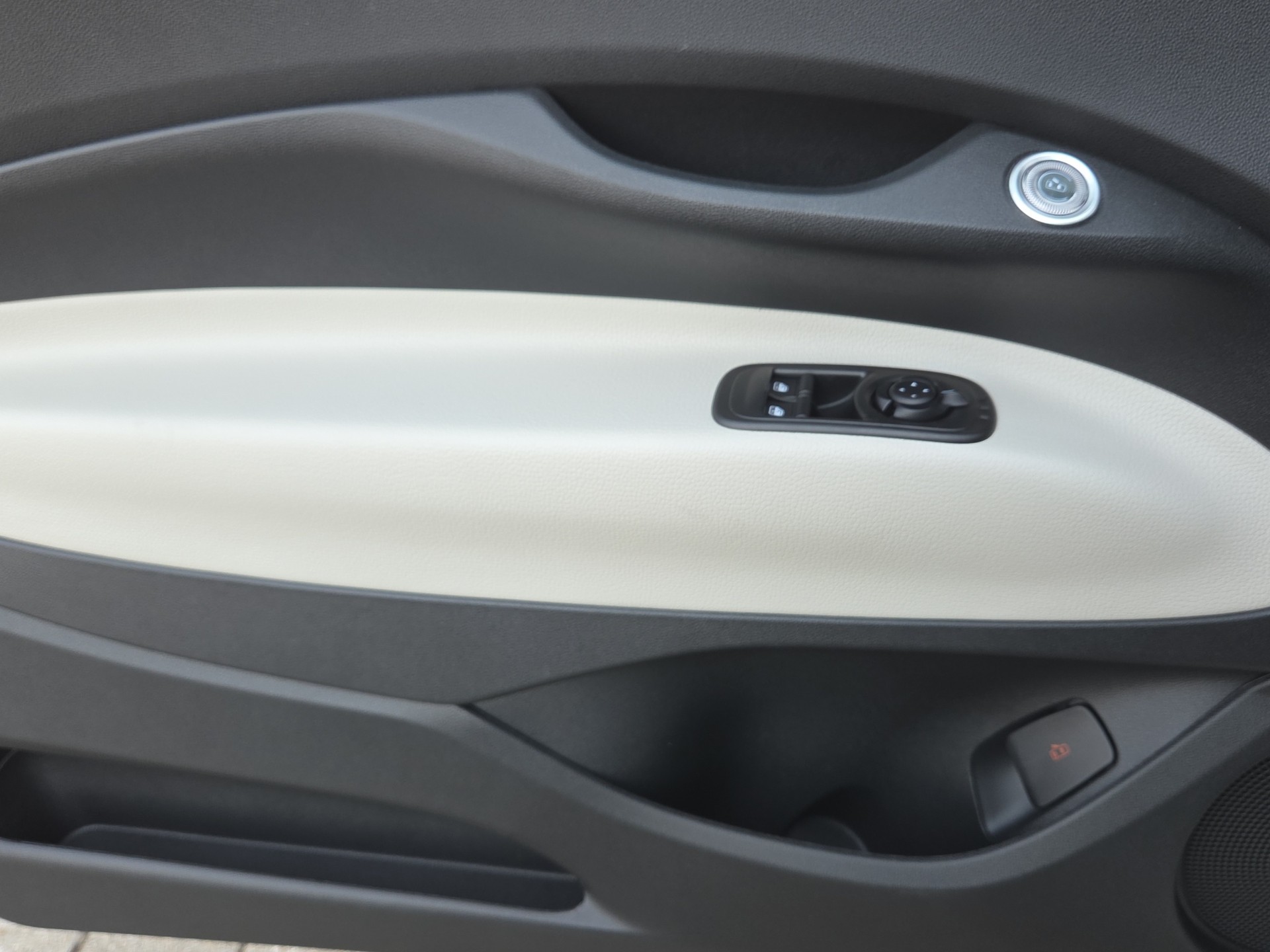 FIAT 500 Cabrio La Prima-image-11