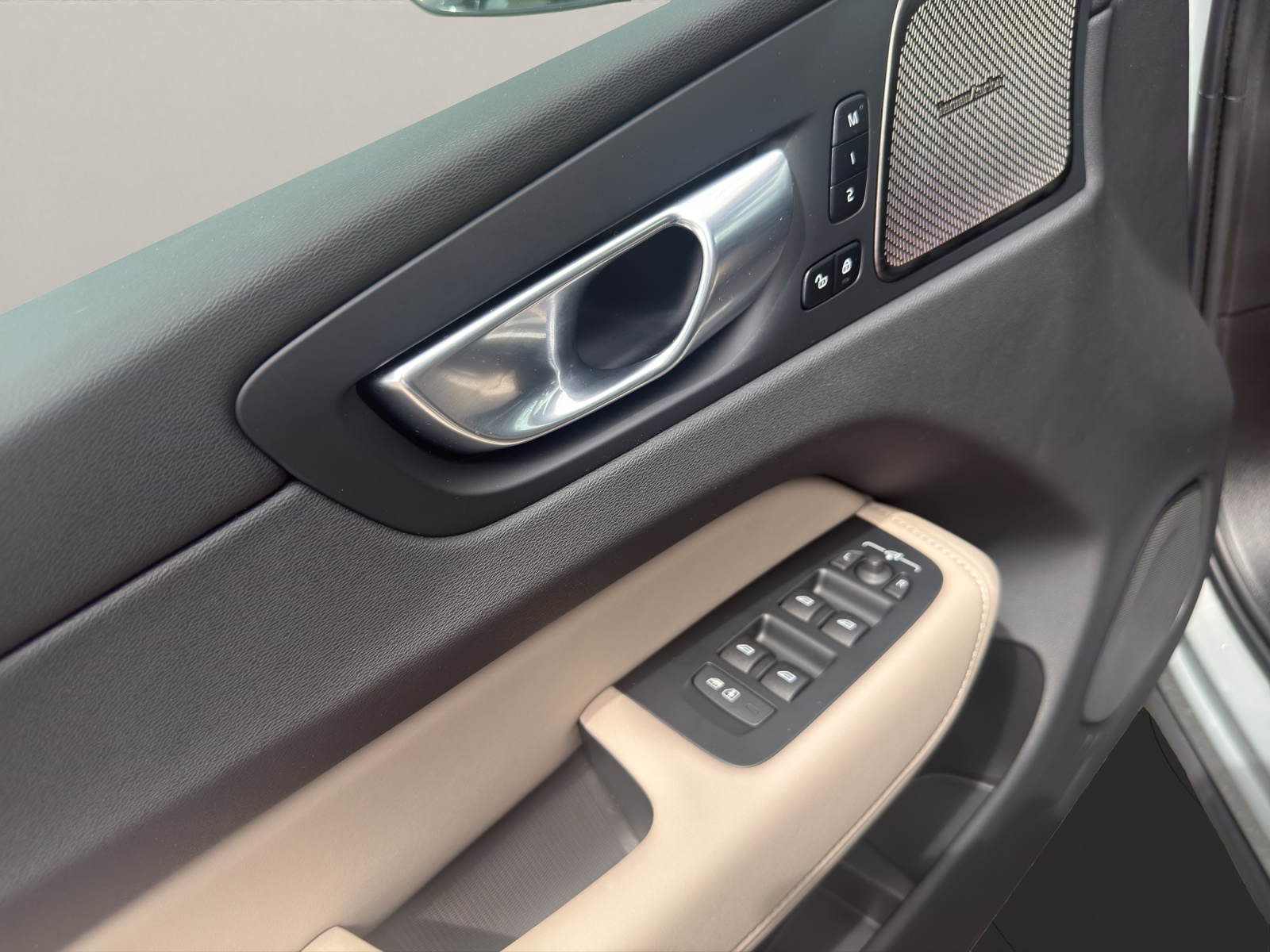 VOLVO XC60 2.0 B5 MH Plus Dark AWD-image-16