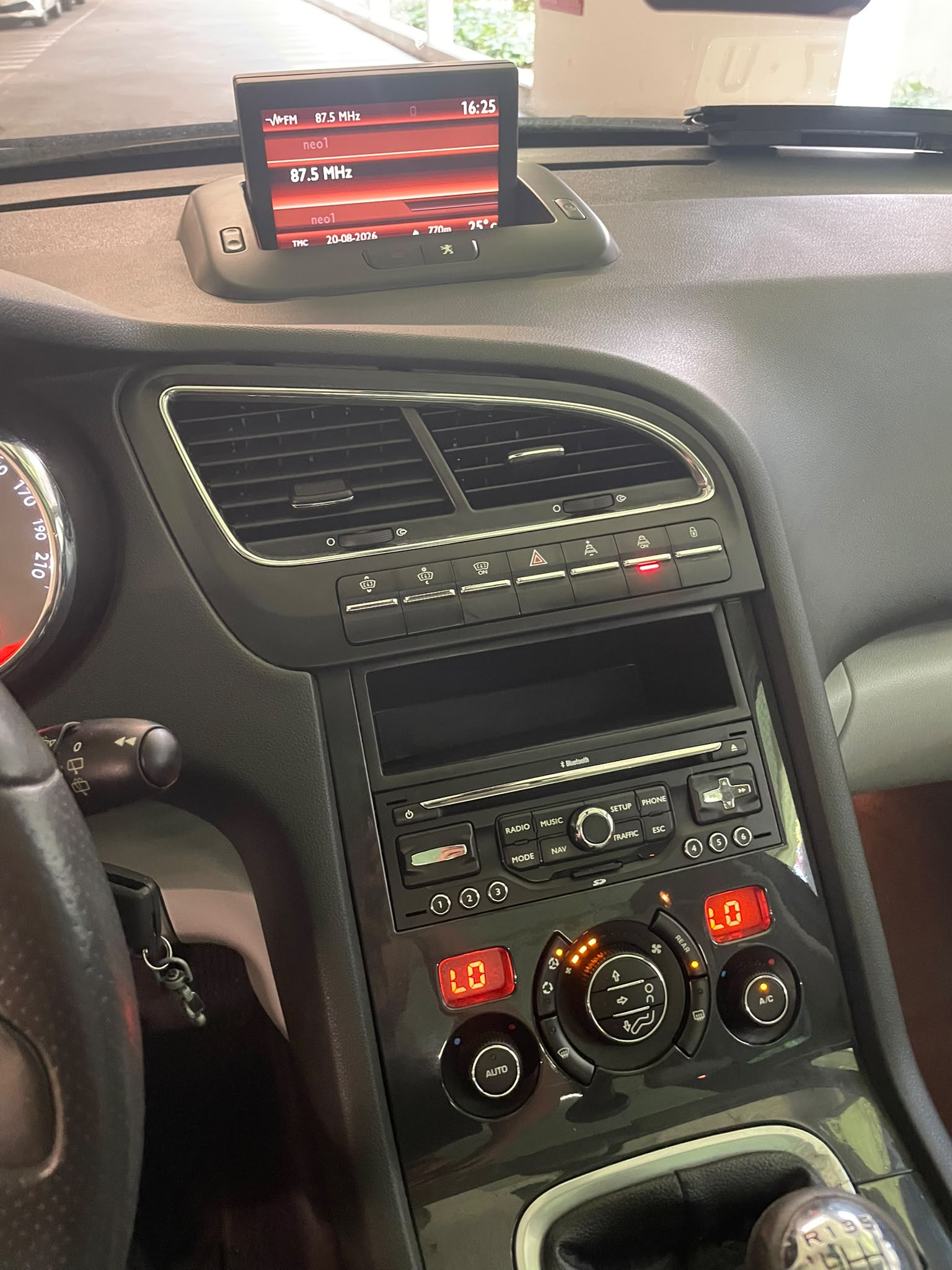 PEUGEOT 5008 1.6 16V T Sport Pack-image-9