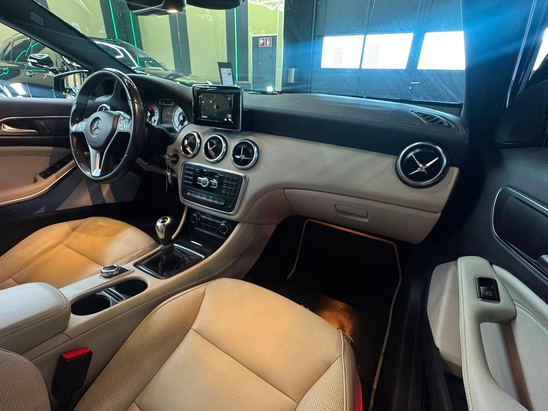 MERCEDES-BENZ A 180 Urban-image-10