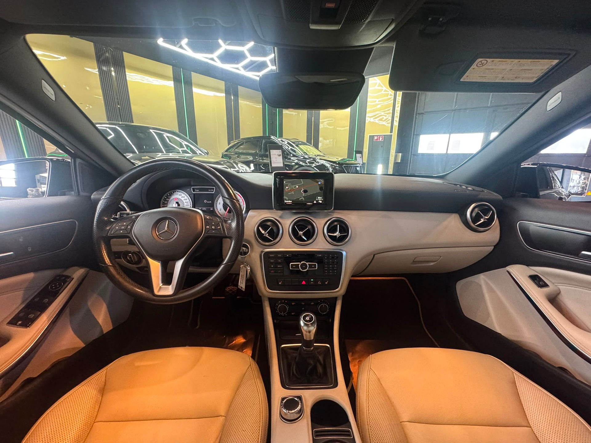 MERCEDES-BENZ A 180 Urban-image-12