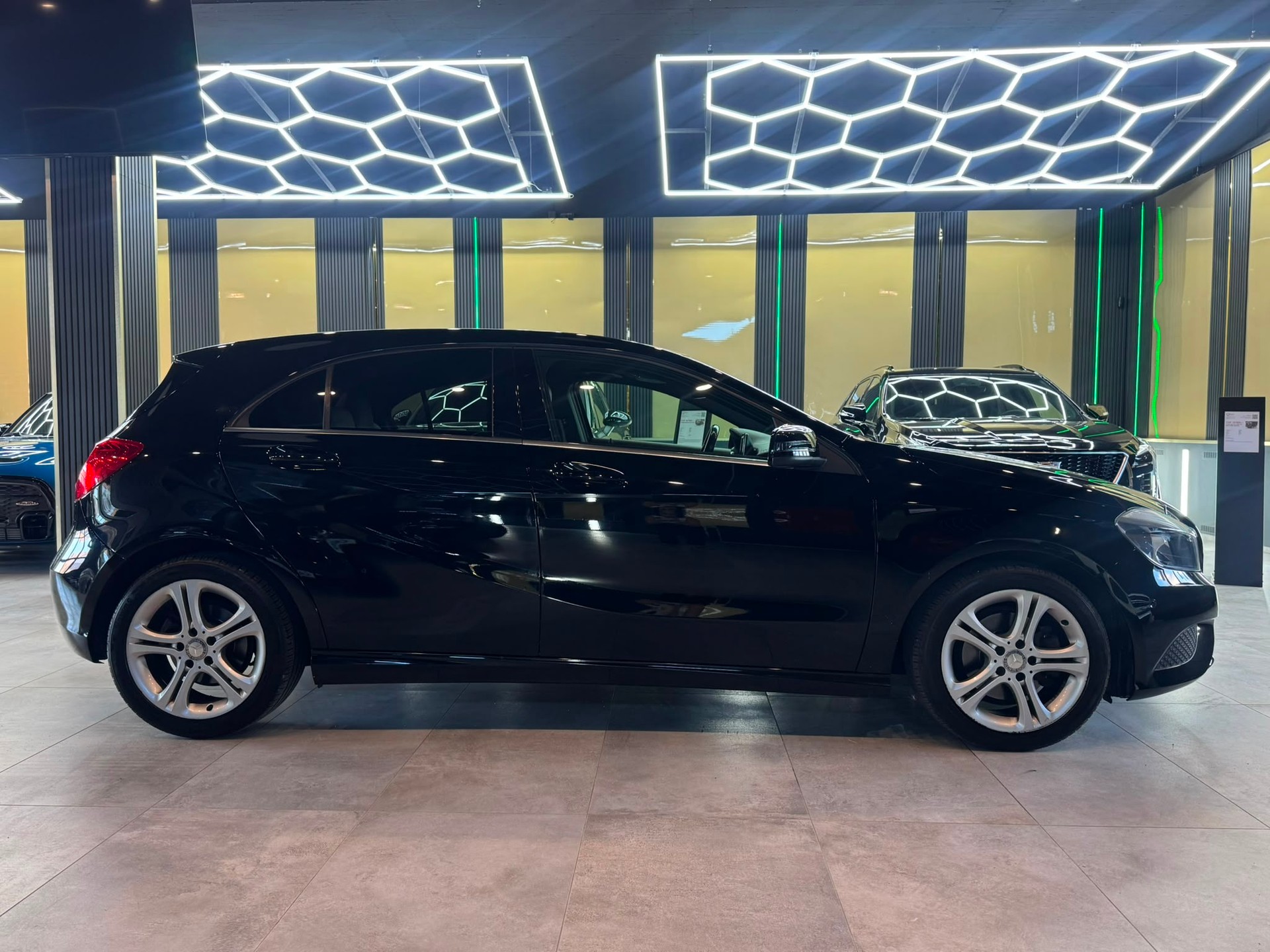 MERCEDES-BENZ A 180 Urban-image-3