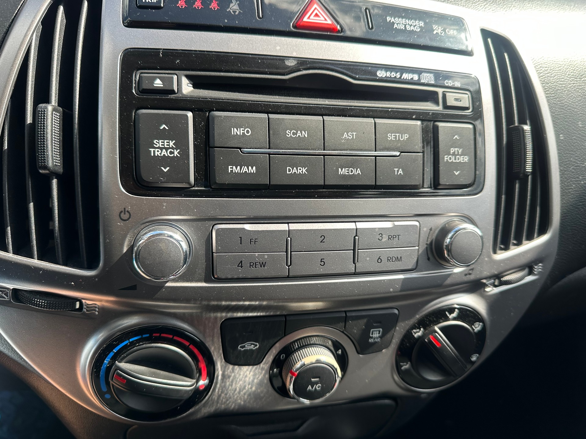 HYUNDAI i20 1.2 Comfort-image-6