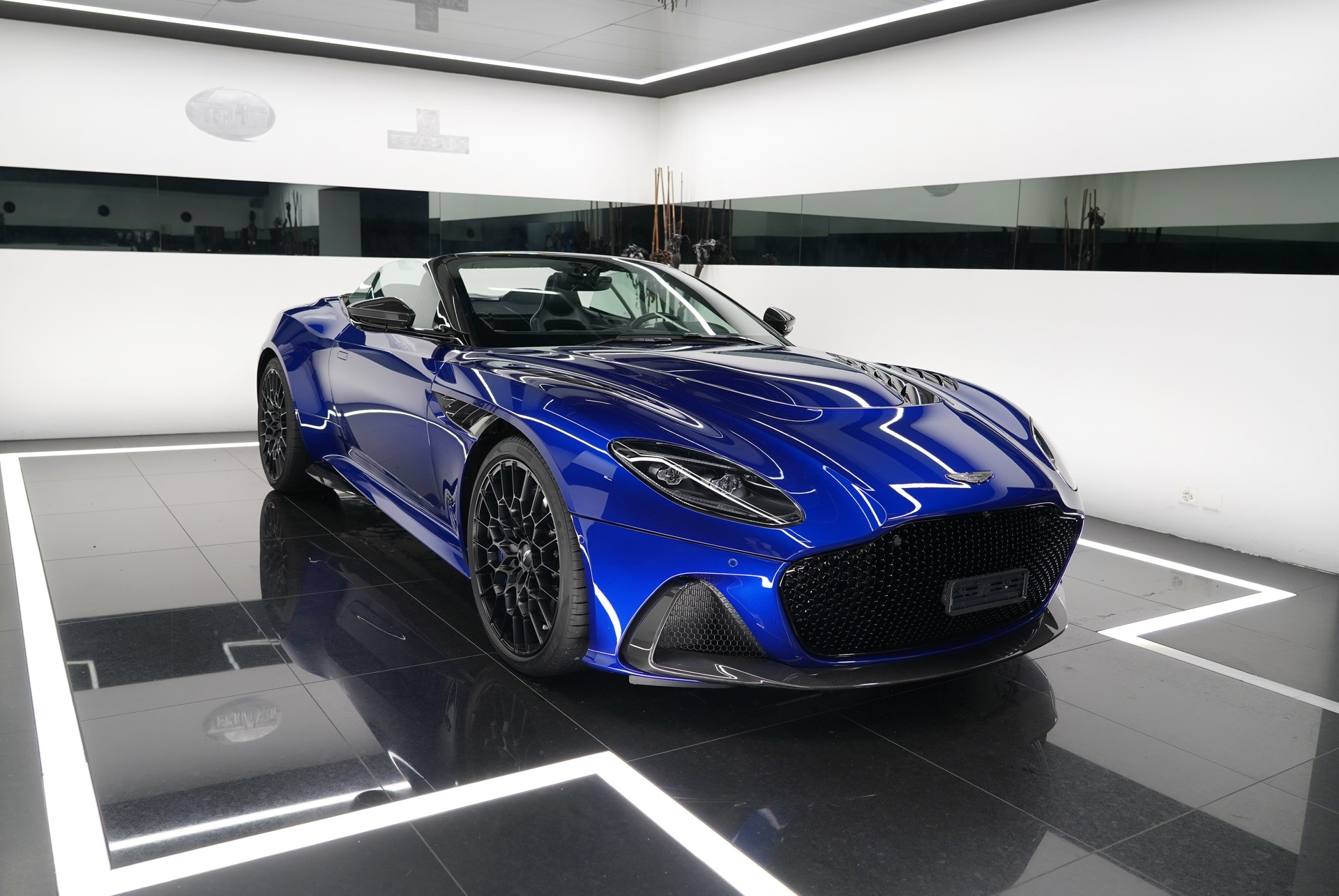 ASTON MARTIN DBS 770 Volante-image-2
