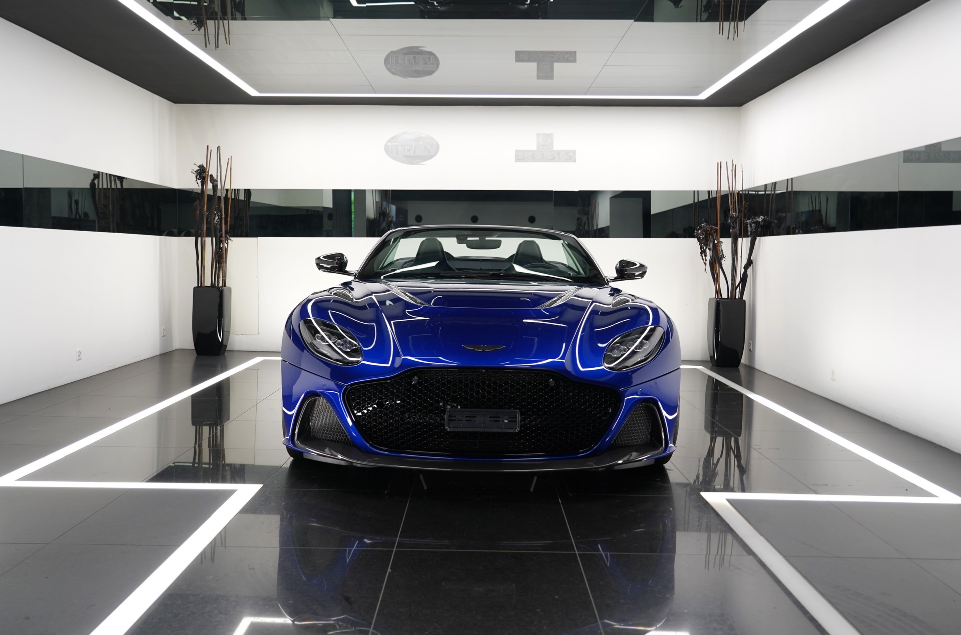 ASTON MARTIN DBS 770 Volante-image-1