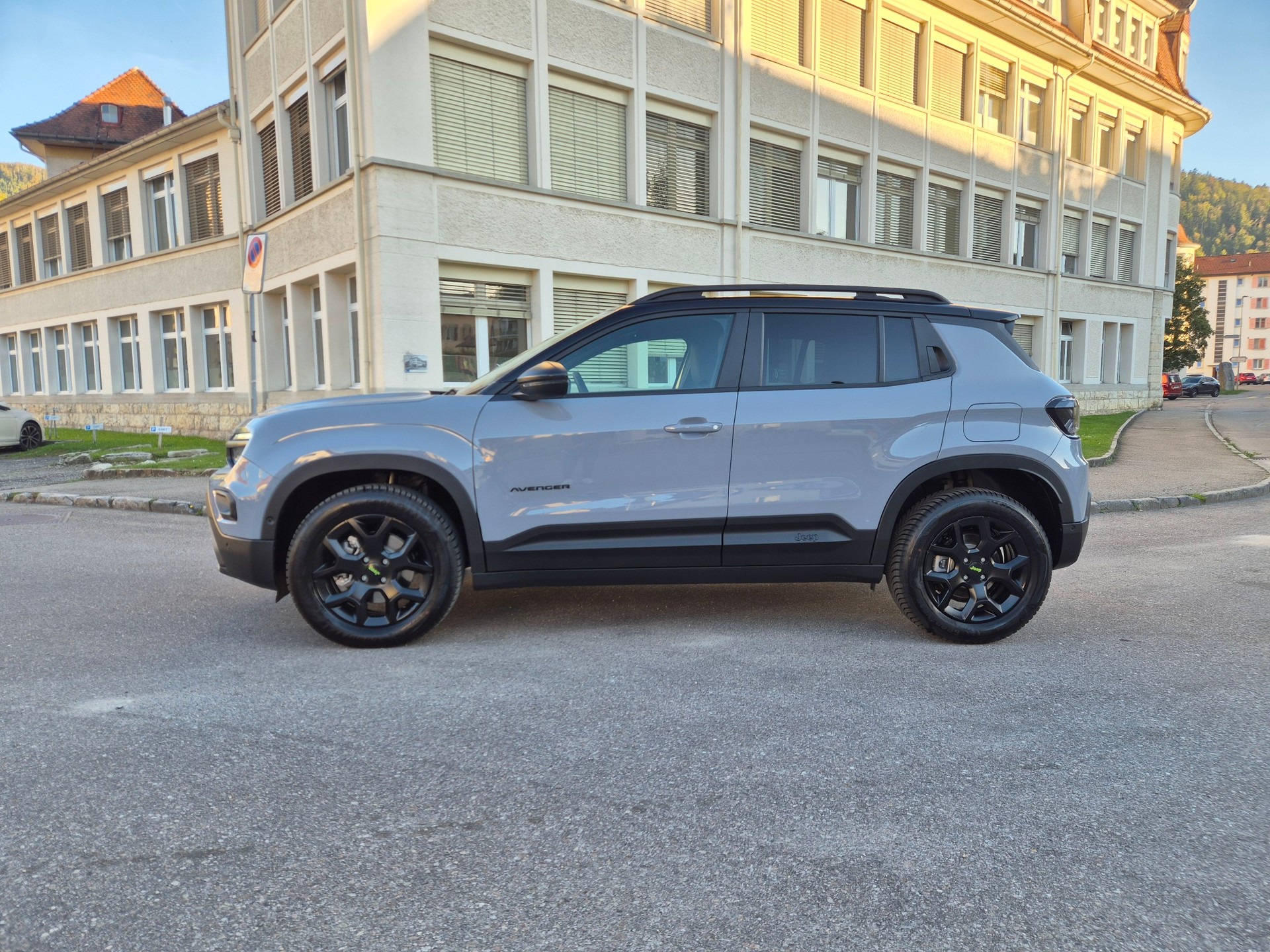 JEEP Avenger 1.2 Turbo MHEV Overland Leather 4xe-image-1