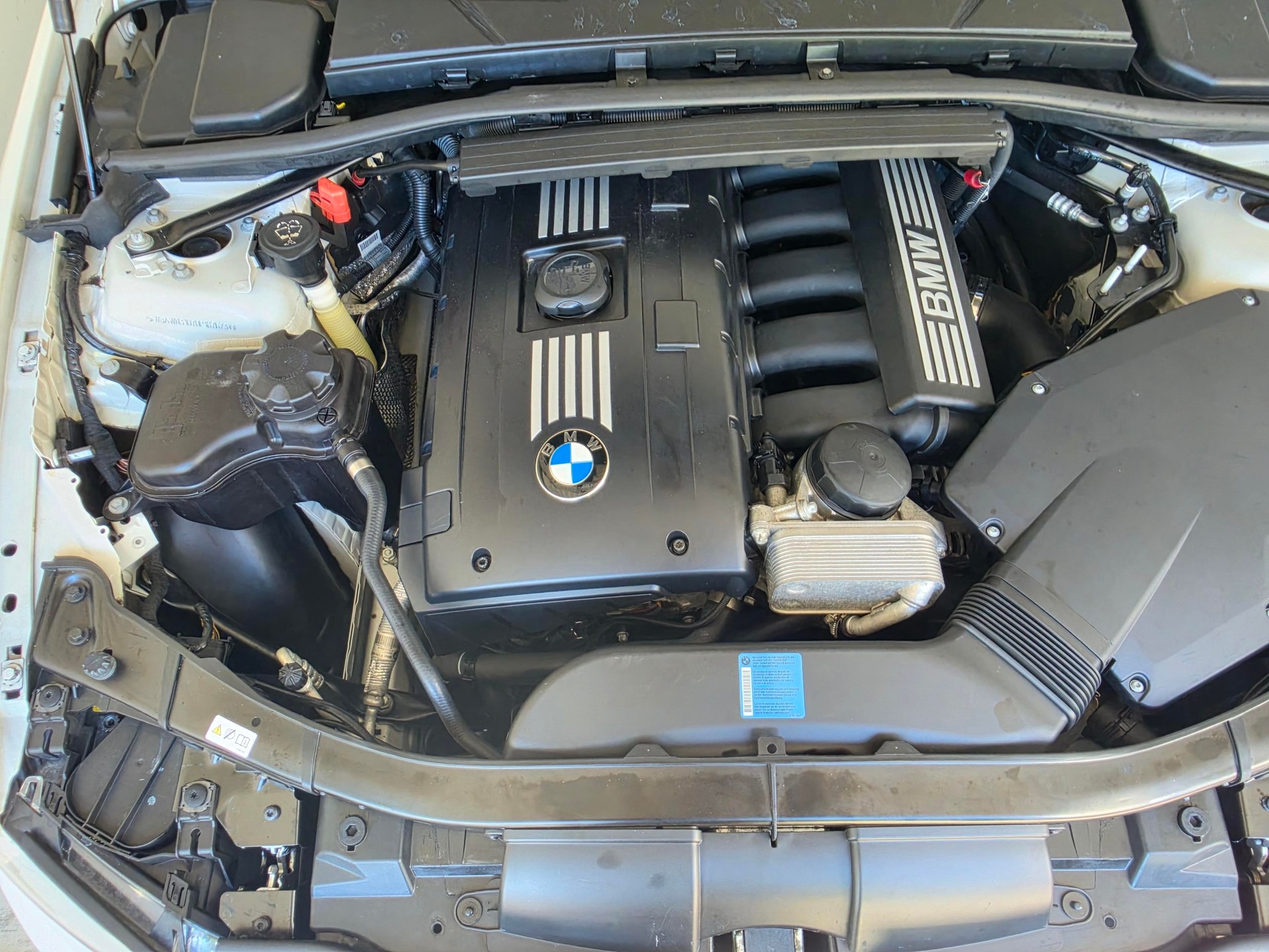 BMW 325i-image-5